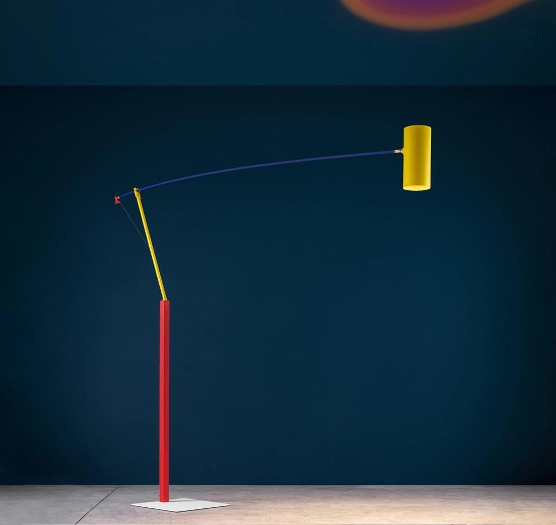 Le lampadaire Ettorino BIG fait partie de la famille emblématique Ettorino, née de l'introduction de la couleur dans les collections de Catellani & Smith. Lancée pour la première fois en 2004 avec la ligne PostKrisi, la couleur symbolise la