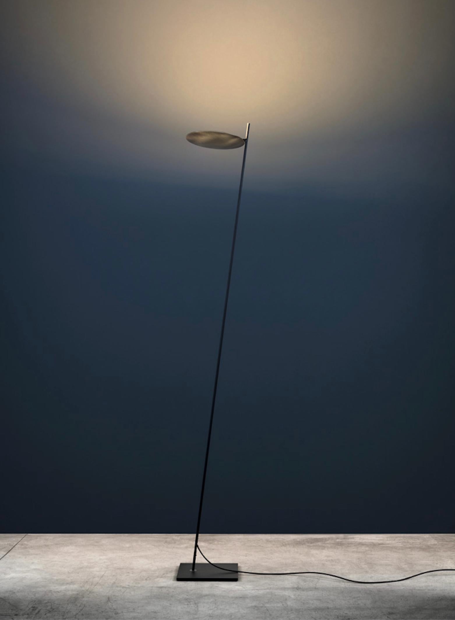 Italiano Lampada da terra Smith & Smith Lederam F0 - Disco in foglia d'oro / asta nera in vendita