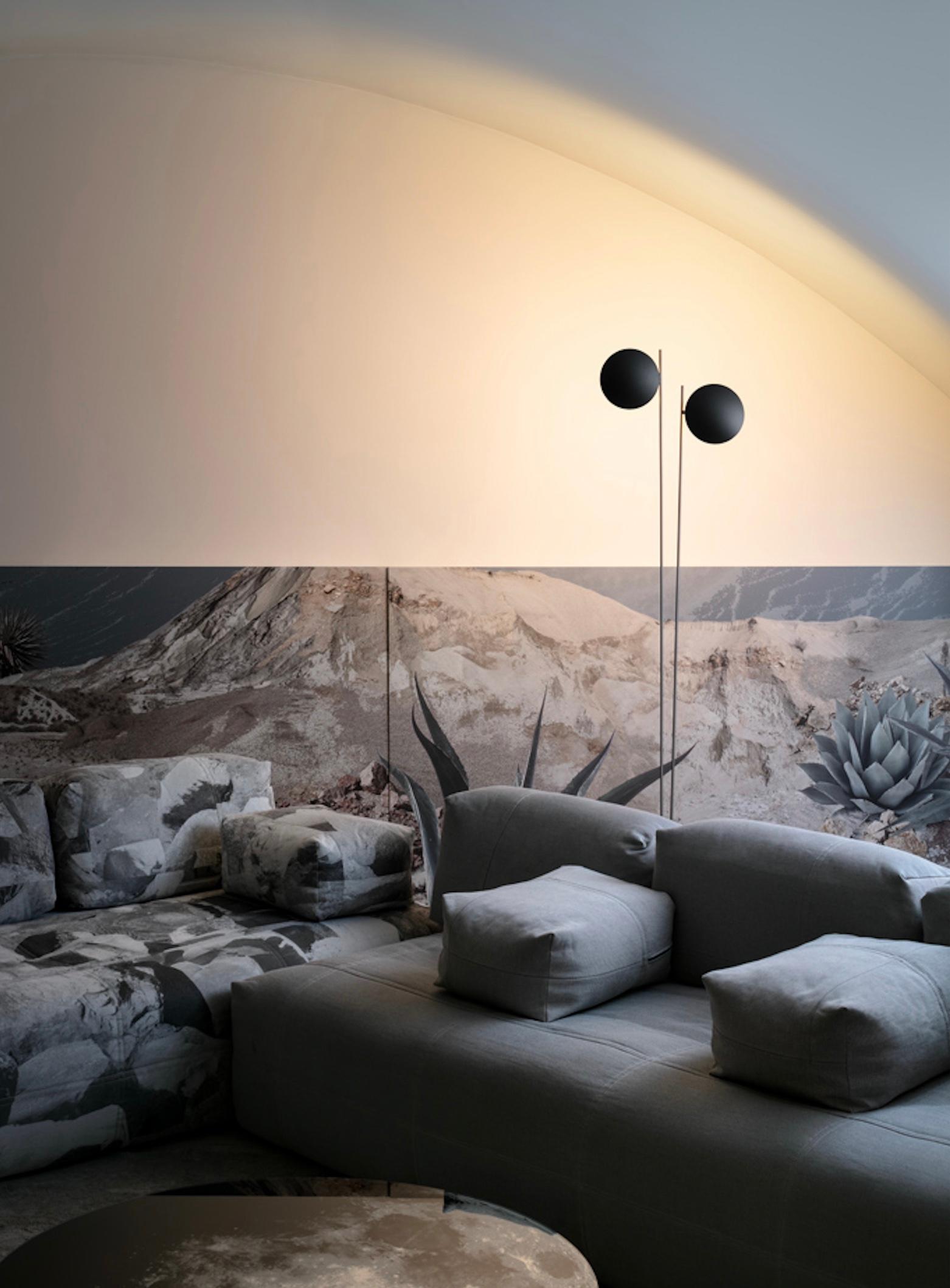 Le Lederam F2, conçu par Catellani & Smith, exprime la précision et la fluidité d'un geste dessiné dans l'espace. Ses disques aux couleurs douces entourent un module LED ultraplat, ce qui permet à la lampe de conserver une silhouette élégante et