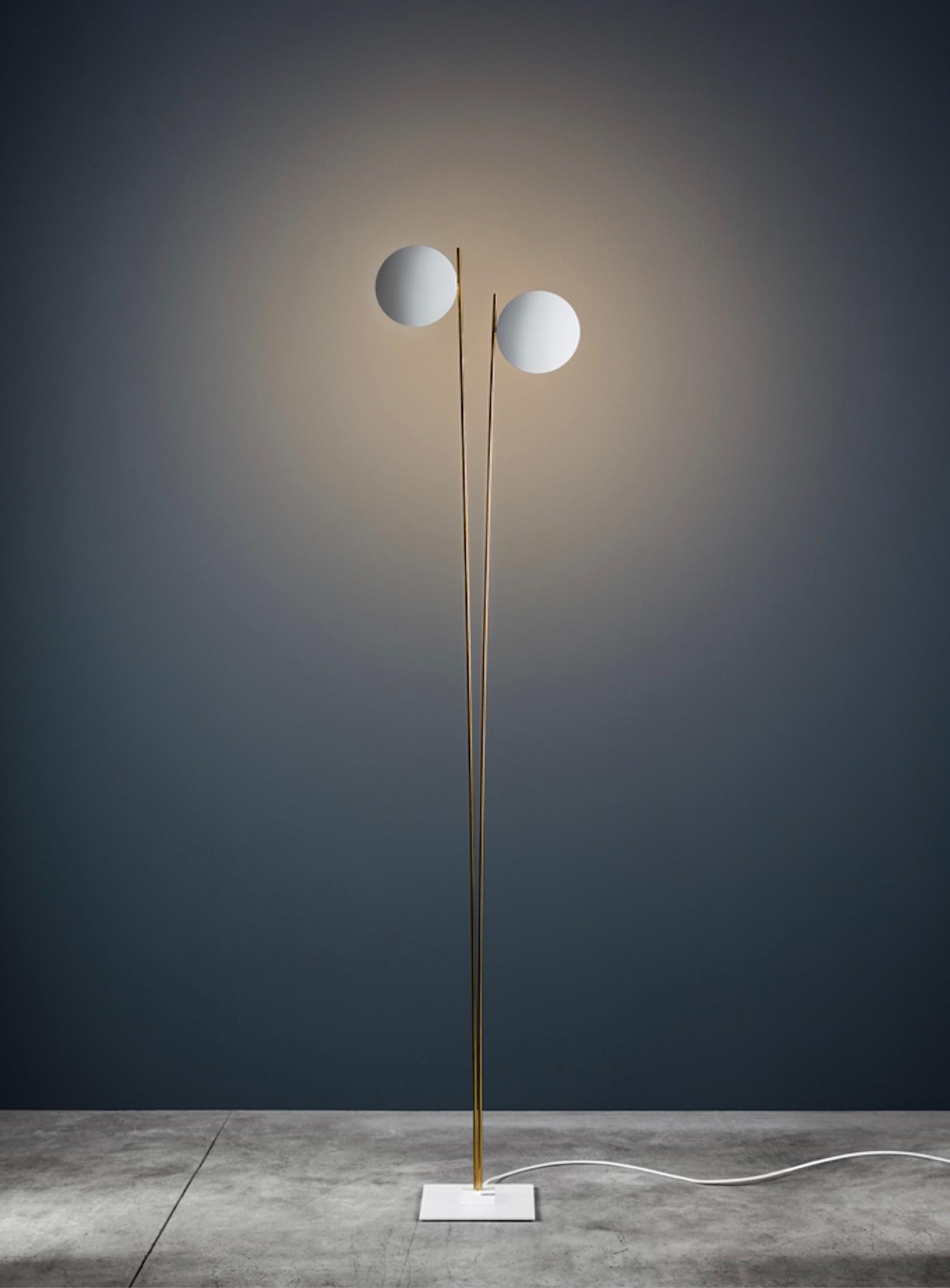 italien Lampadaire Catellani & Smith Lederam F2 - Disques vernis blancs / tiges dorées en vente