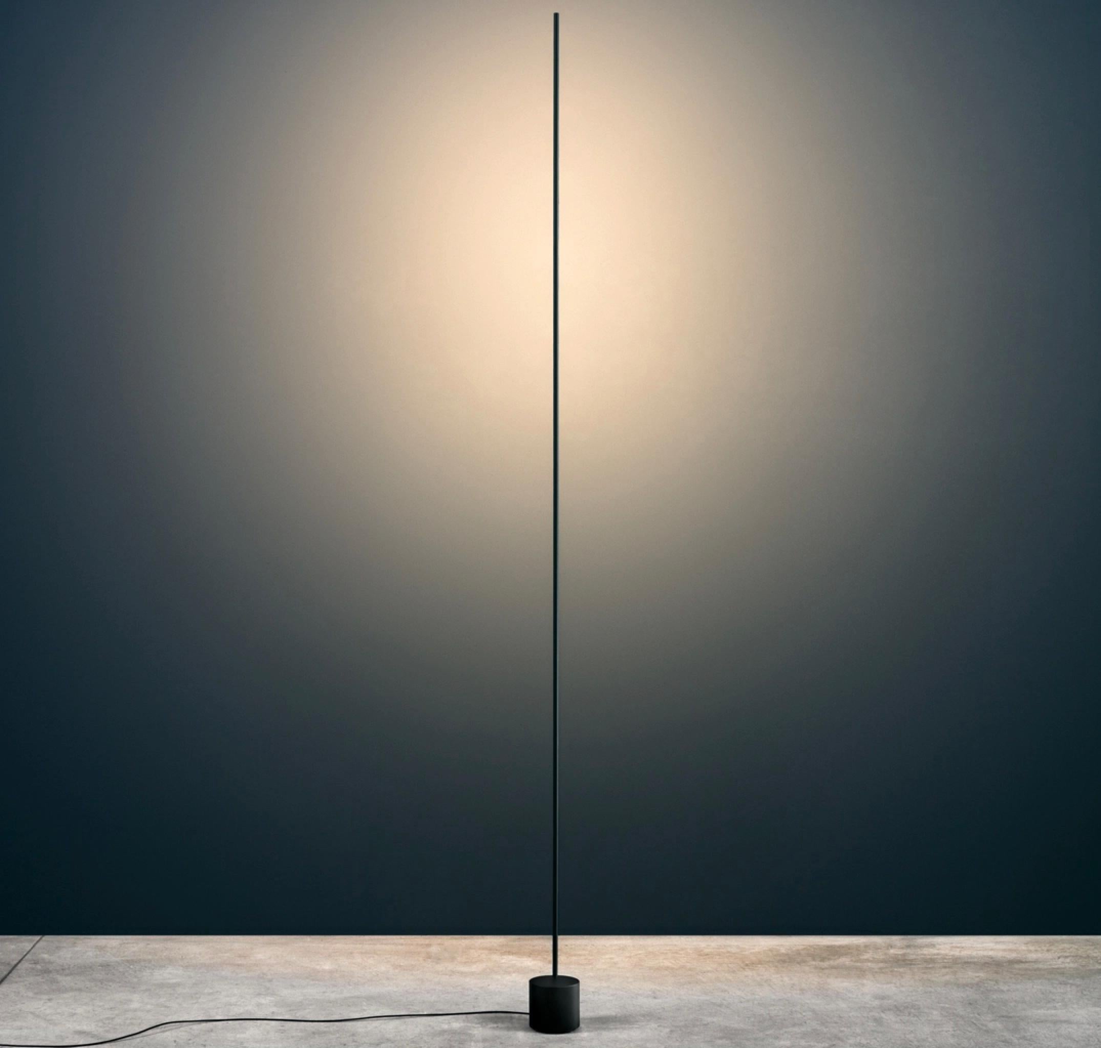 Il Light Stick di Enzo Catellani nasce dal desiderio di creare apparecchi di illuminazione che scompaiano nell'ambiente circostante, mettendo in risalto solo la luce che emettono. Il suo approccio minimalista è una chiara espressione dei primi