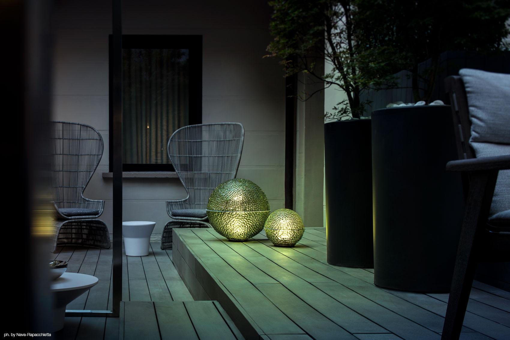 Enzo Catellani ha diseñado la colección Medousê como su primera serie de luminarias de exterior para Catellani & Smith, respondiendo a la tendencia de ampliar los espacios habitables a terrazas y jardines. El objetivo era crear lámparas que, aunque