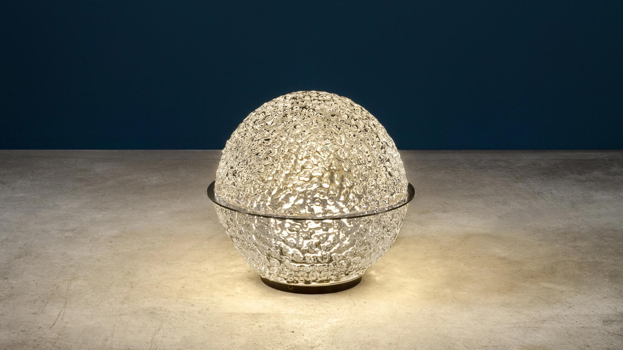 Enzo Catellani ha progettato la collezione Medousê come prima serie di luci per esterni per Catellani & Smith, rispondendo alla crescente tendenza di estendere gli spazi abitativi a terrazze e giardini. L'obiettivo era quello di creare lampade