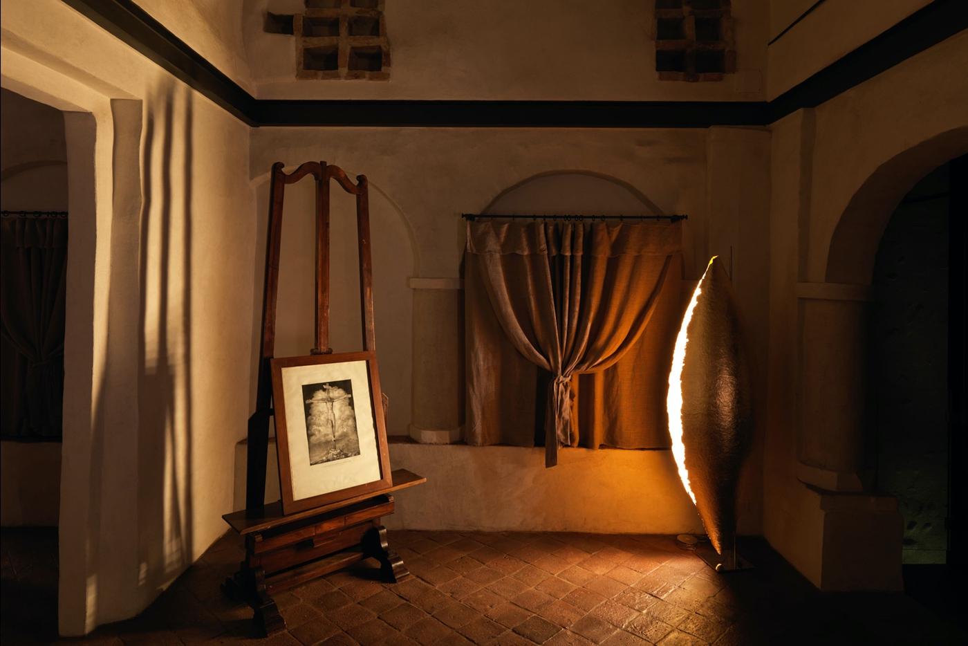 Die PostKrisi 100, entworfen von Catellani & Smith, ist eine auffallende Stehleuchte, bei der Licht, Farbe und Form zusammenwirken und ein magisches Spiel von Schatten und Kontrasten erzeugen. Bei dieser Version ist der Glasfaserschirm mit