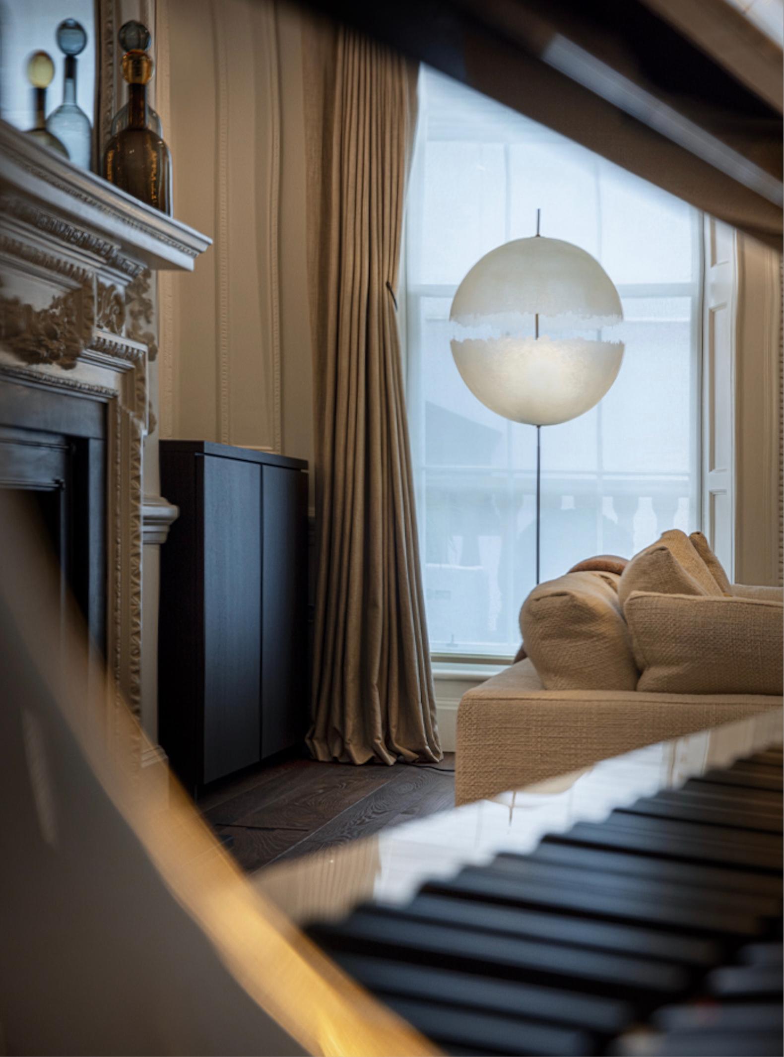 El PostKrisi 64, diseñado por Catellani & Smith, explora la interacción de la luz, el color y la forma. Sus pantallas de fibra de vidrio dentadas y con flecos crean sombras encantadoras que realzan cualquier espacio con un efecto mágico y