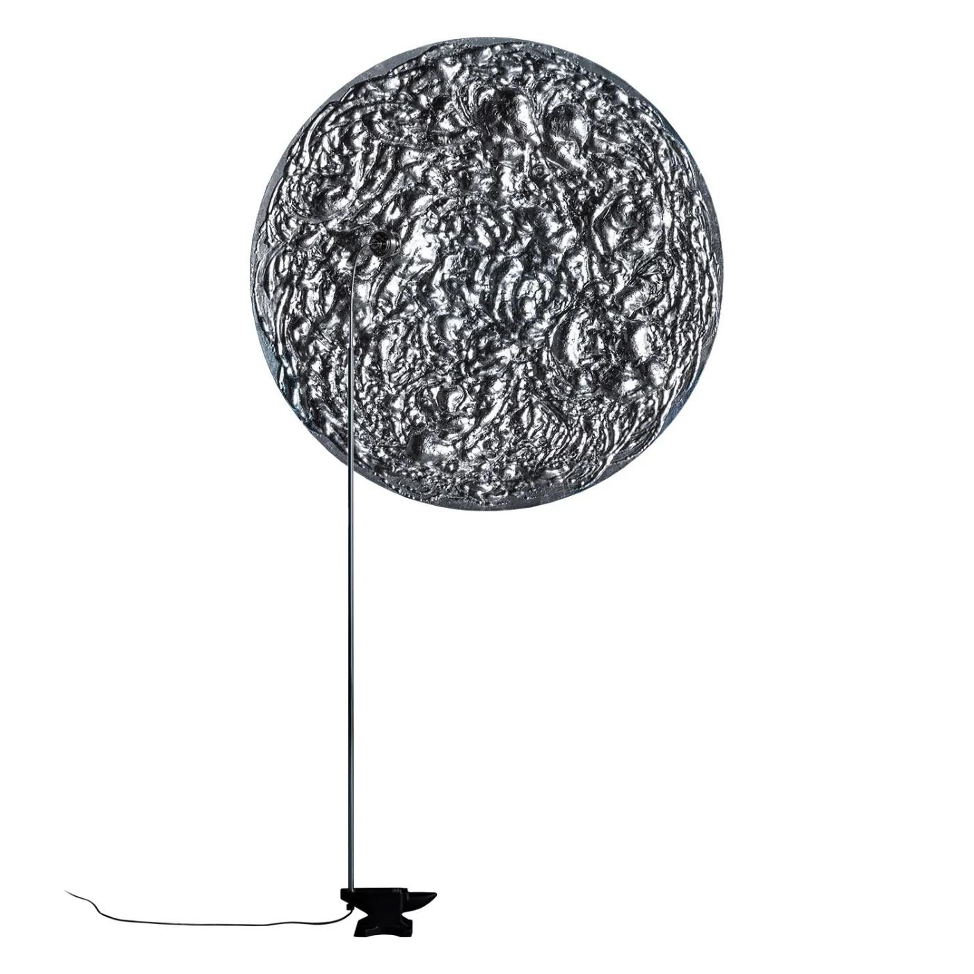 El Stchu-Moon-08, diseñado por Catellani & Smith, separa la fuente de luz del objeto luminoso, permitiendo que el propio disco se convierta en un elemento escultórico. Sus superficies internas deliberadamente irregulares multiplican los reflejos,