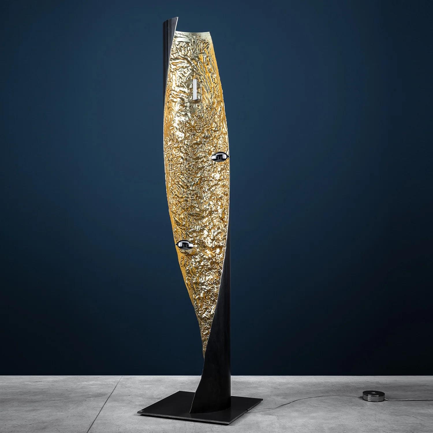 Le Stchu-Moon 09, conçu par Enzo Catellani pour Catellani & Smith, fait partie d'une collection qui redéfinit la relation entre la source de lumière et le corps éclairant. Dans cette série, la surface interne de la lampe devient le véritable