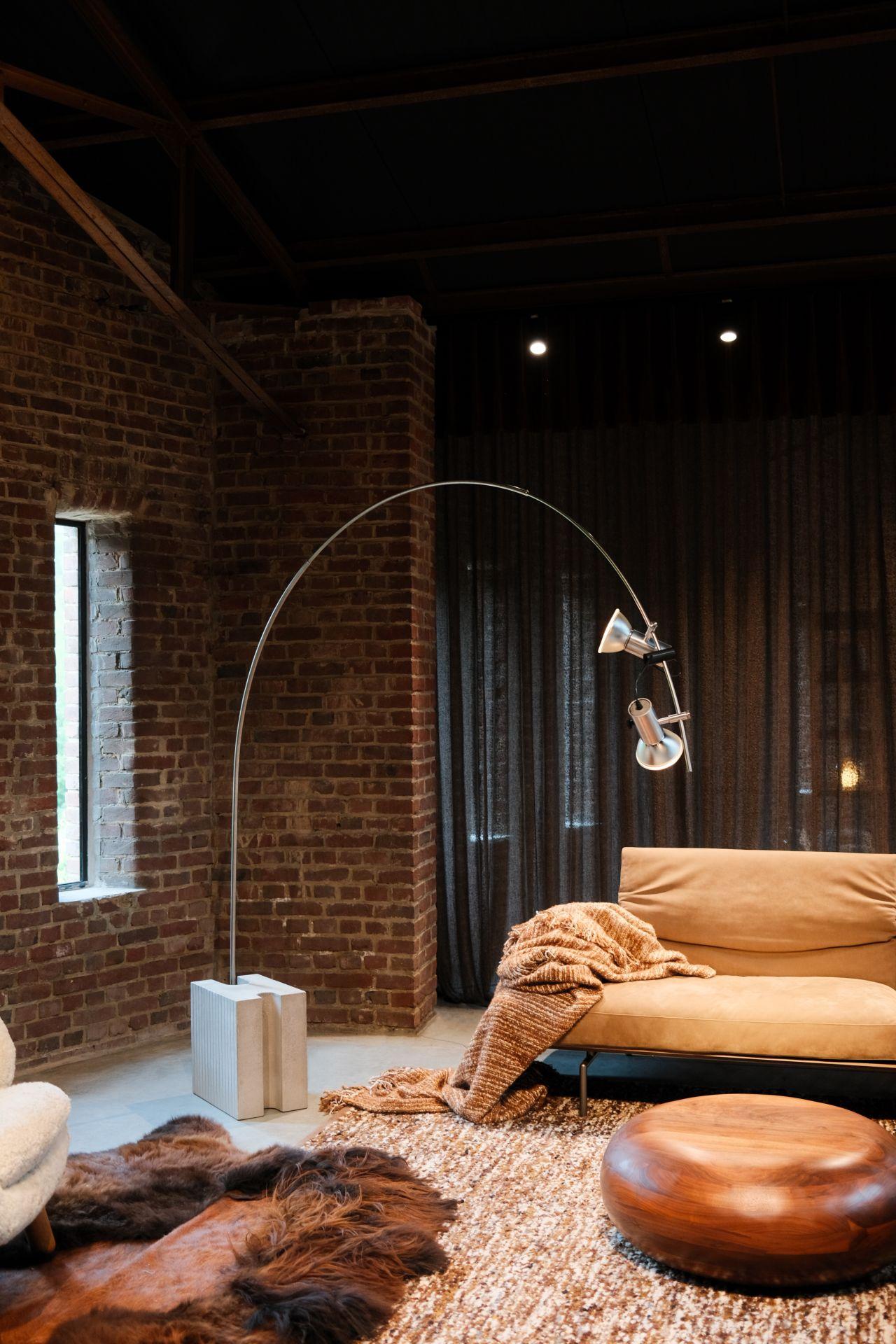 The CG71 Arco floor lamp was designed by Belgian designer Christophe Gevers in 1971 and is now reissued by Axis71. Typical of the design is the slim metal arch that contrasts nicely with the robust concrete base. This gives the lamp a timeless,