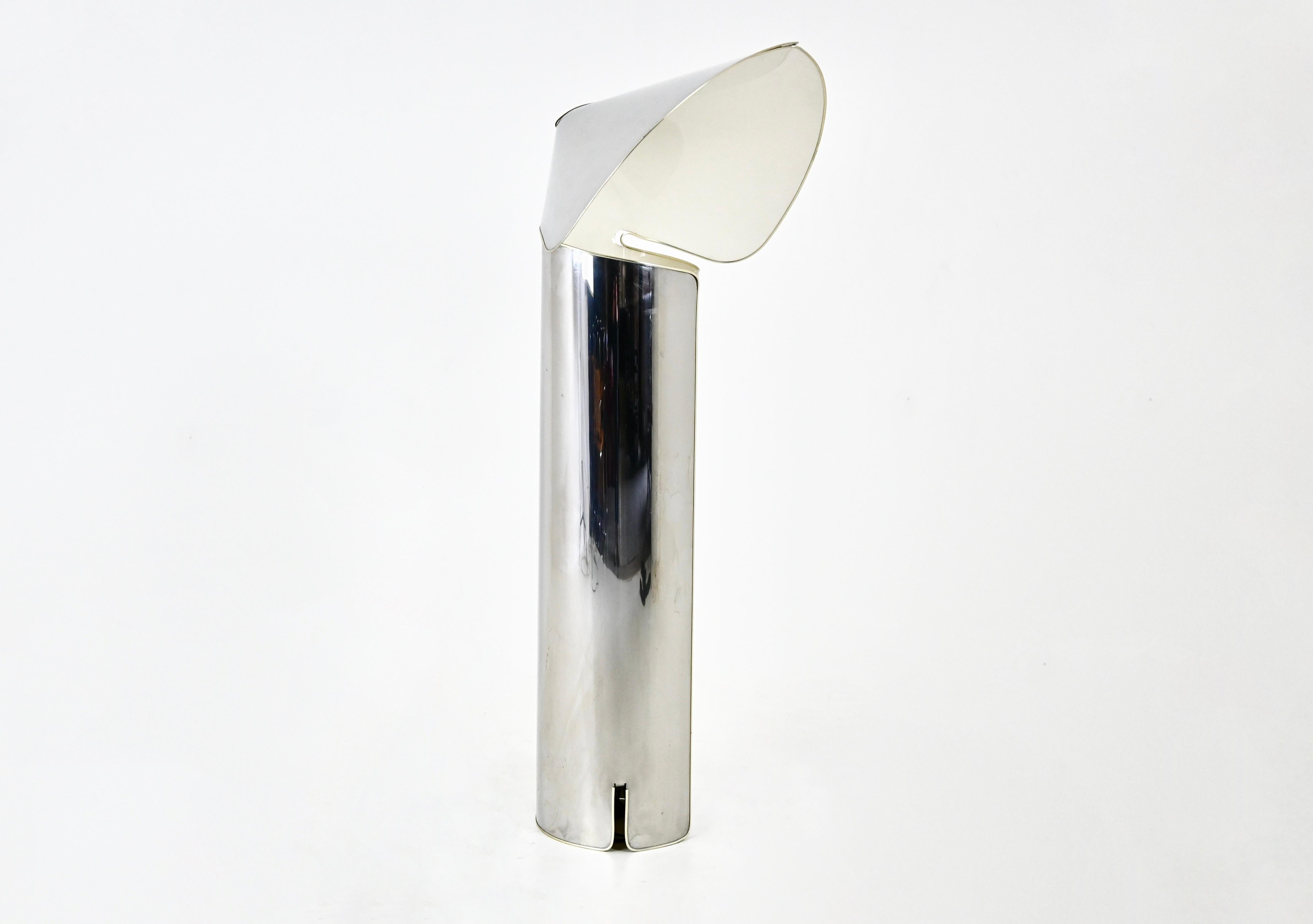 1st edition of the Chiara floor lamp in metal designed by Mario Bellini and produced by Flos. Stamped Flos. Wear due to time and age of the floor lamp.
FOR SHIPPING, REQUEST US FOR RECEIVE THE BEST PRICE
