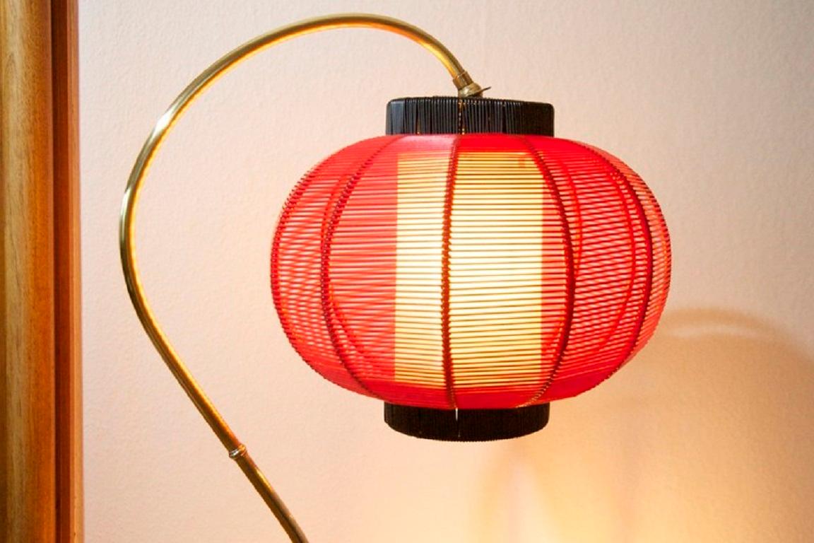 Restored: Height-adjustable floor lamp China, Made in Germany, 1958, made of polished brass, spaghetti strings in black and red, black metal base, E27


Dimensions in cm: 
Height 162-188
Width 35.