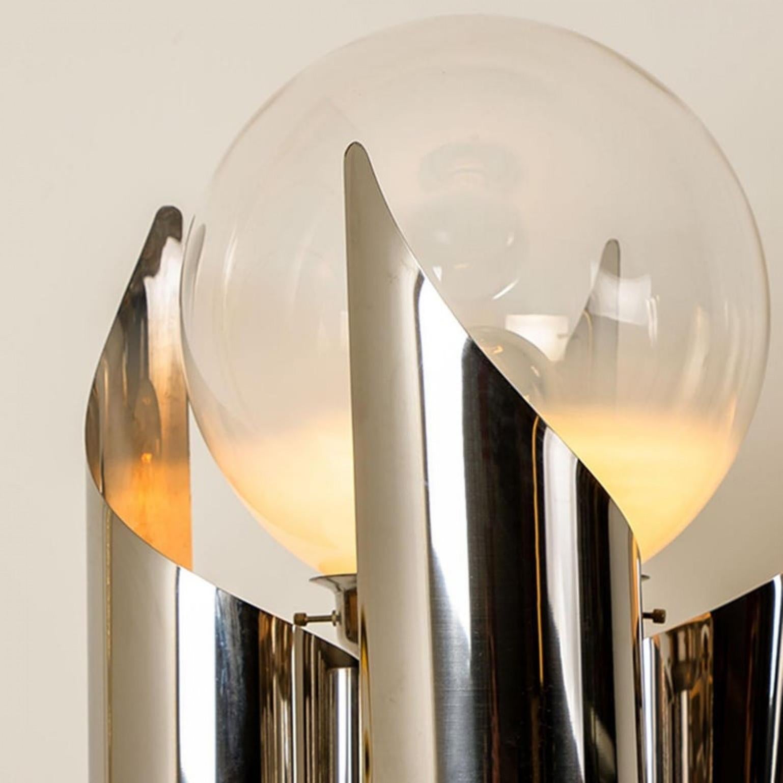Spiralförmige Stehlampe der Firma Reggiani, um 1970. Edelstahl mit mundgeblasener Murano-Glaskugel.

Ein besonderes Stück!

In sehr gutem Zustand. Gereinigt, gut verkabelt und einsatzbereit. Beleuchtet schön. Die Stehleuchte benötigt 1 x E27