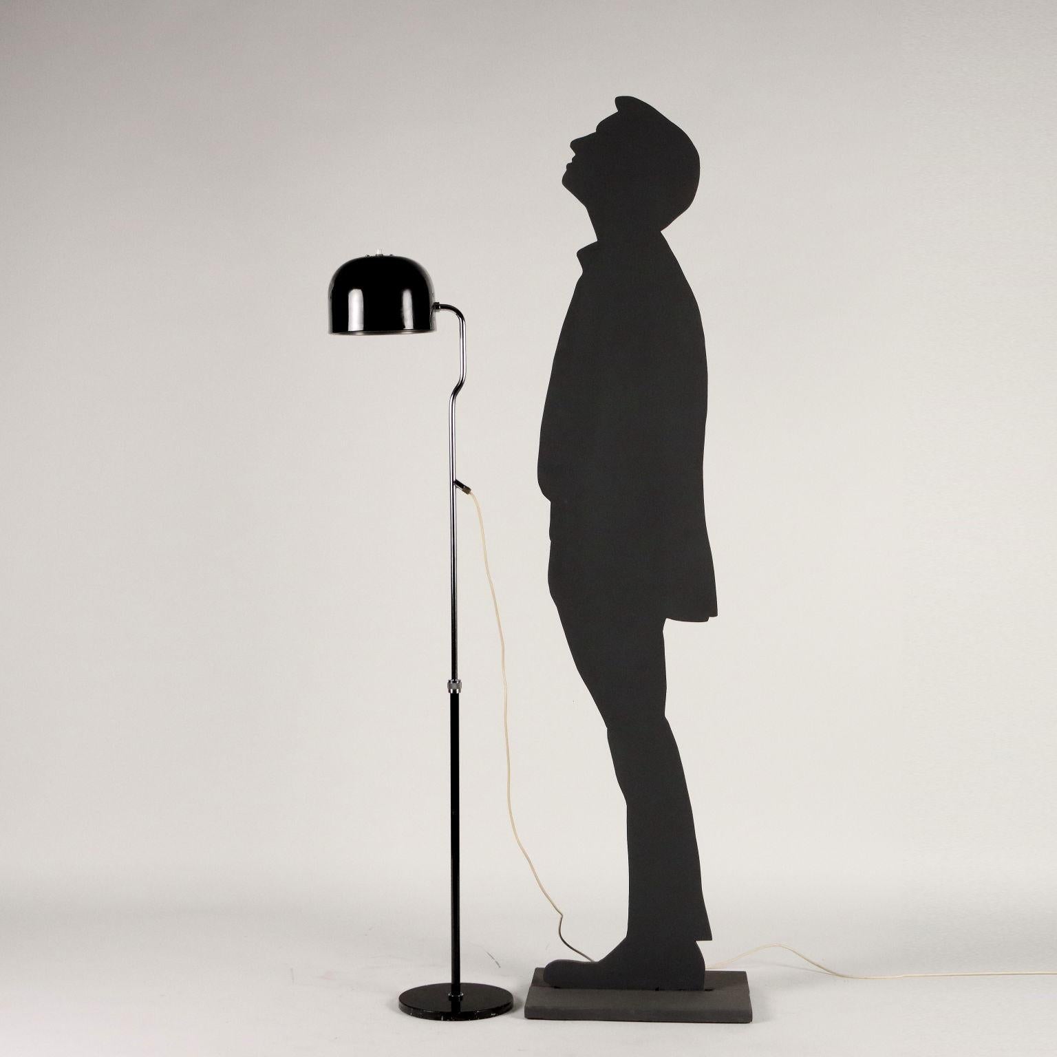 Floor lamp with extendable stem for height adjustment; metal and aluminium, enamelled and chromed.