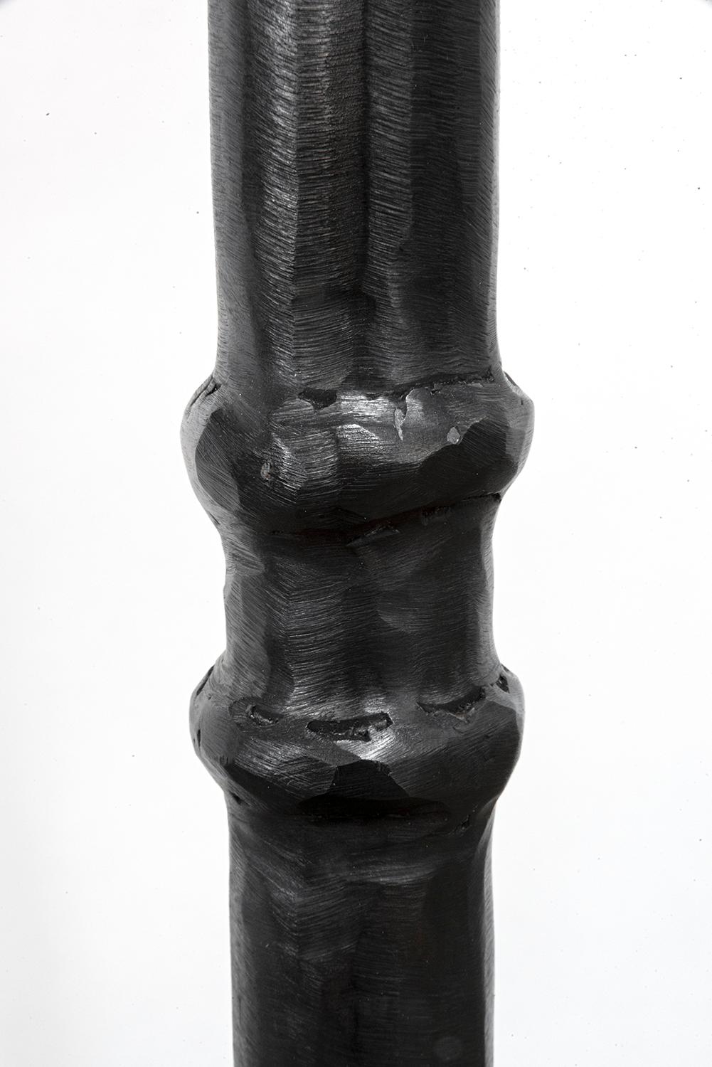 Moderne Lampadaire classique contemporain sculpté à la main en acier noirci et abat-jour en lin en vente