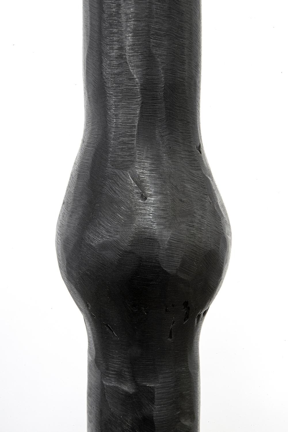 Américain Lampadaire classique contemporain sculpté à la main en acier noirci et abat-jour en lin en vente