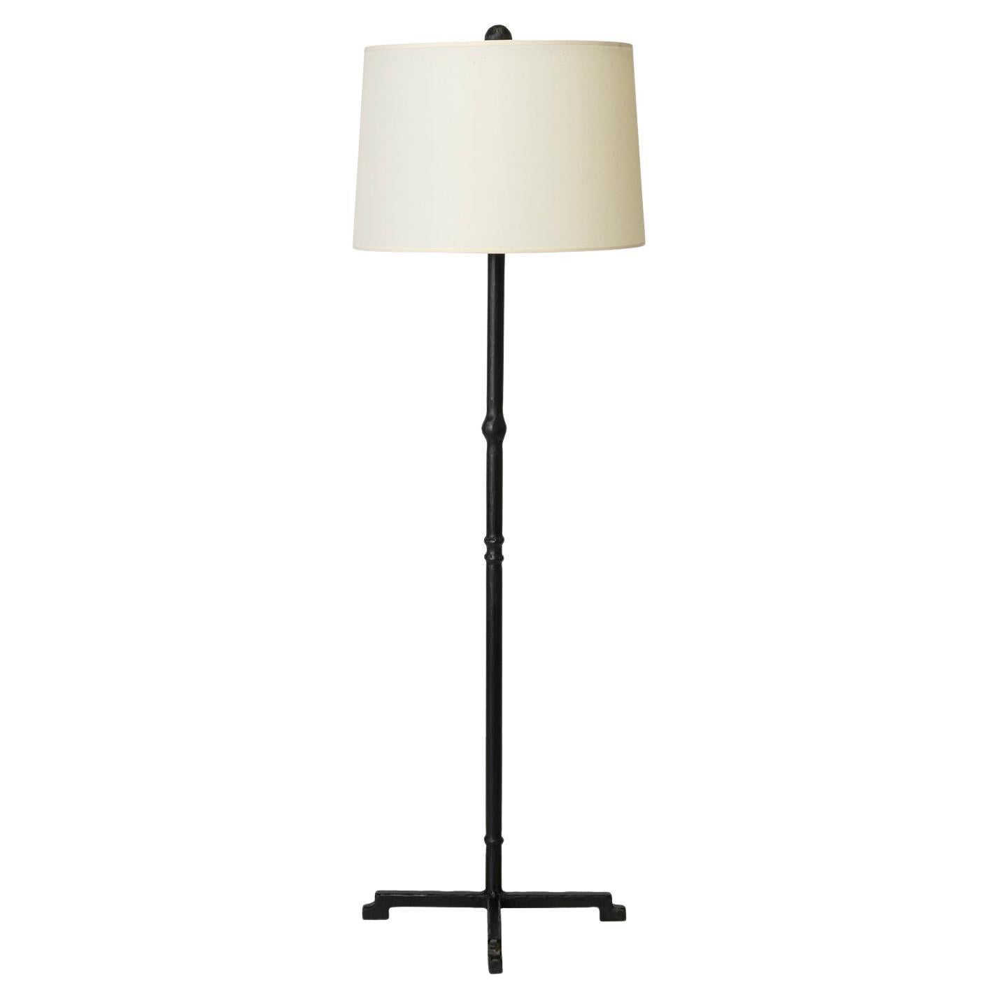 Lampadaire classique contemporain sculpté à la main en acier noirci et abat-jour en lin en vente