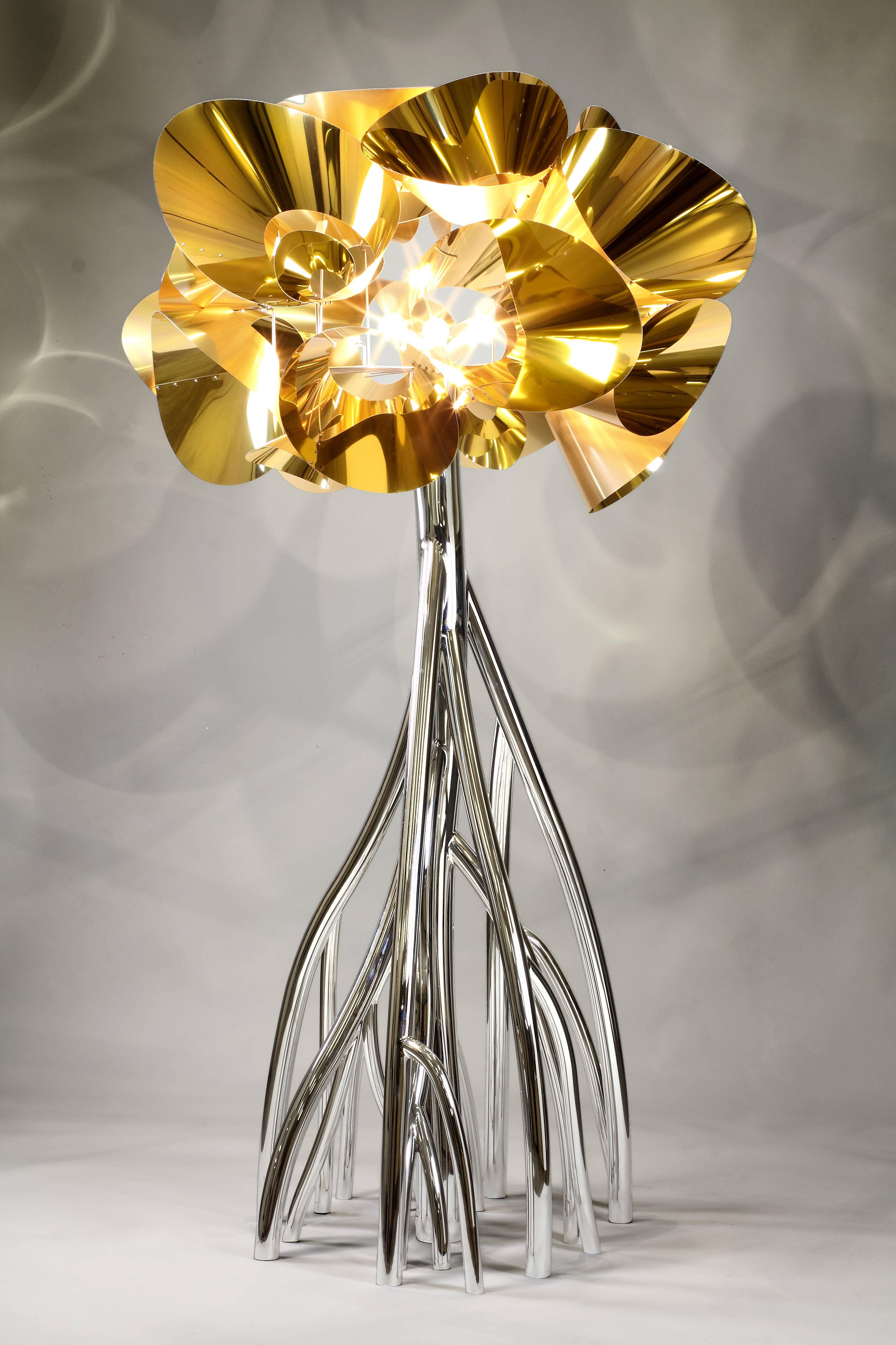 Moderne Lampadaire décoratif grande sculpture en acier avec abat-jour en forme de fleur en or, Italie en vente