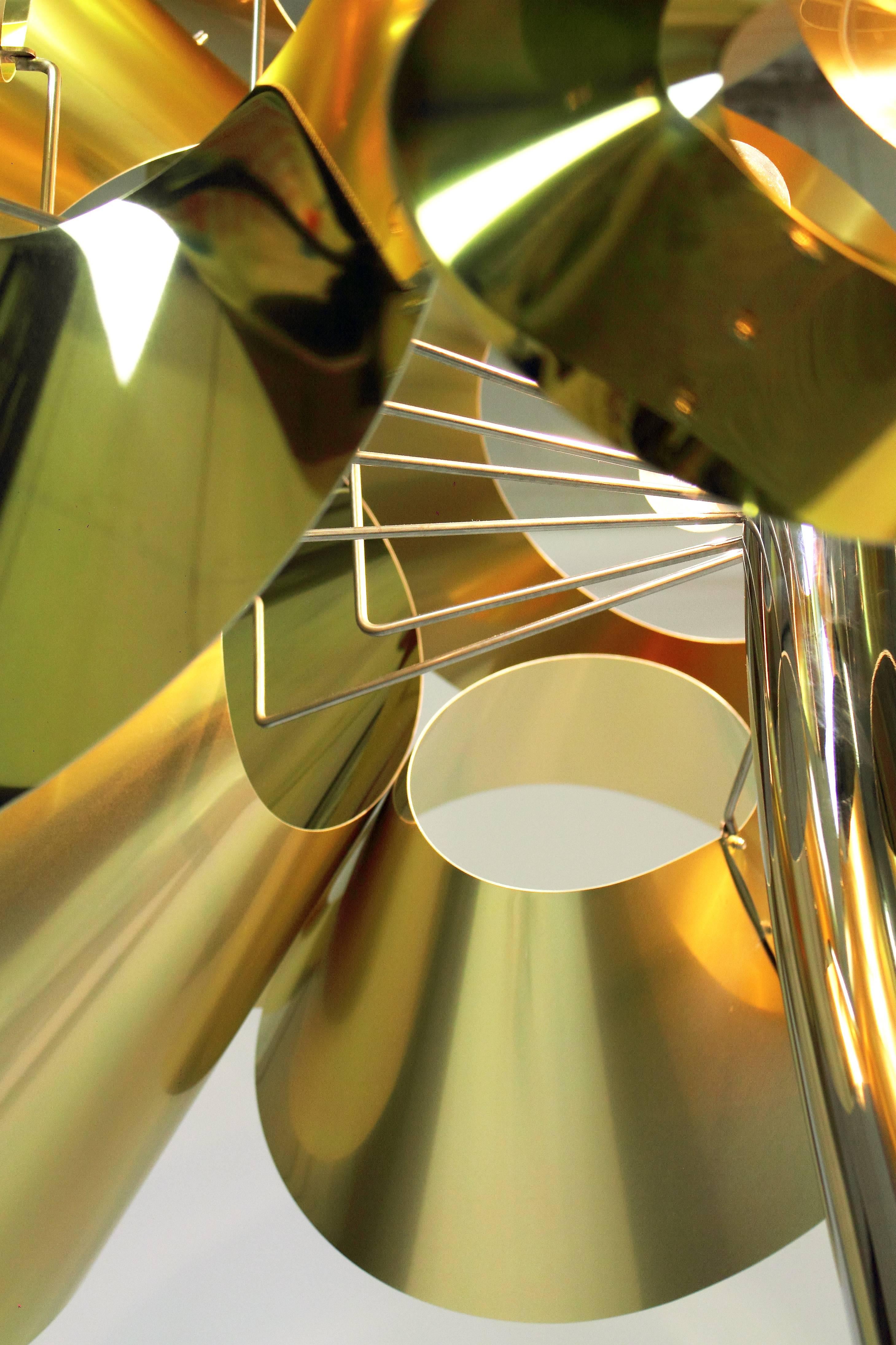 Stehlampe Dekorative Große Skulptur Spiegel Stahl Gold Lampenschirm Blossom Italien im Zustand „Neu“ im Angebot in Ancona, Marche