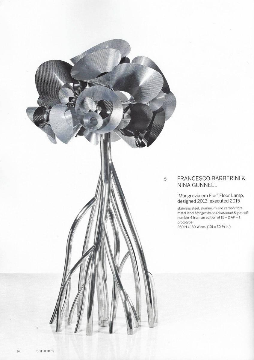 Stehlampe, dekorative große Skulptur, Lampenschirm aus Stahl und Kohlenstofffaser, Italien (Aluminium) im Angebot