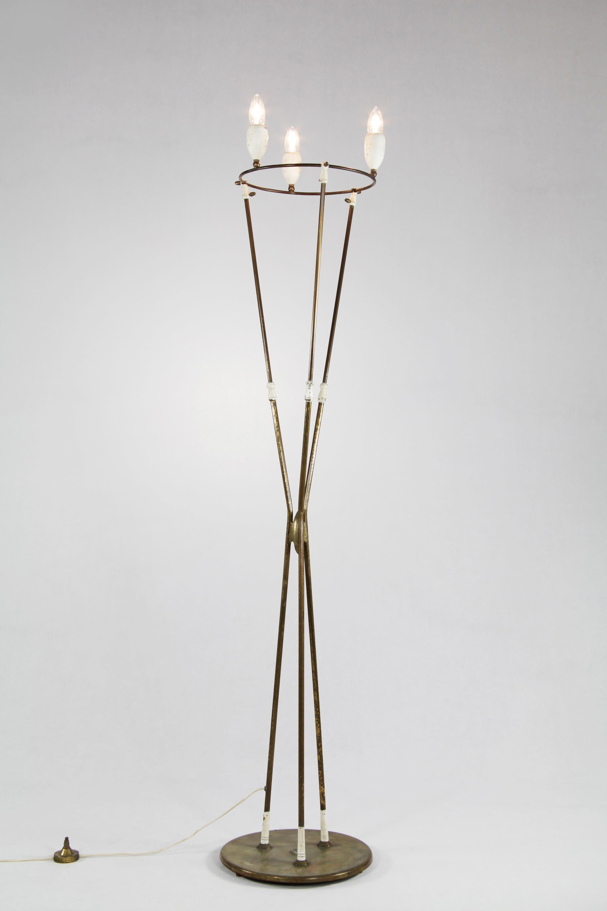 Floor lamp - Design and manufacturing by Arredoluce, Italy, 1950s. The brass body has lacquered aluminium bulb holder and a brass base.