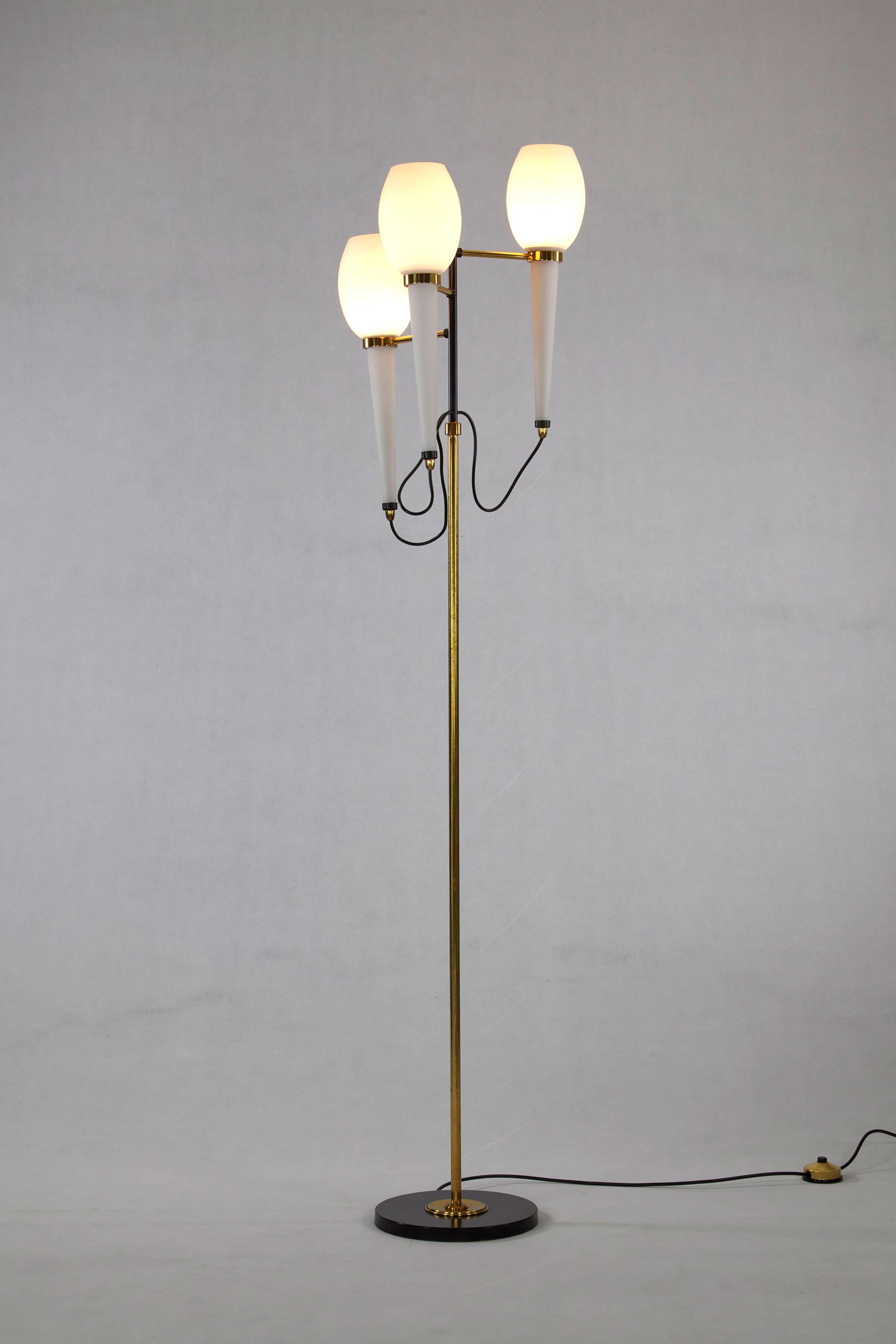 2er-Set - Stehlampen, entworfen und hergestellt von Stilnovo, Italien, 1950er Jahre. Die Leuchte hat drei Opalglasröhren, sowie einen lackierten Eisen- und Messingrahmen mit Marmorsockel.

Für detailliertere Bilder können Sie uns gerne kontaktieren.
