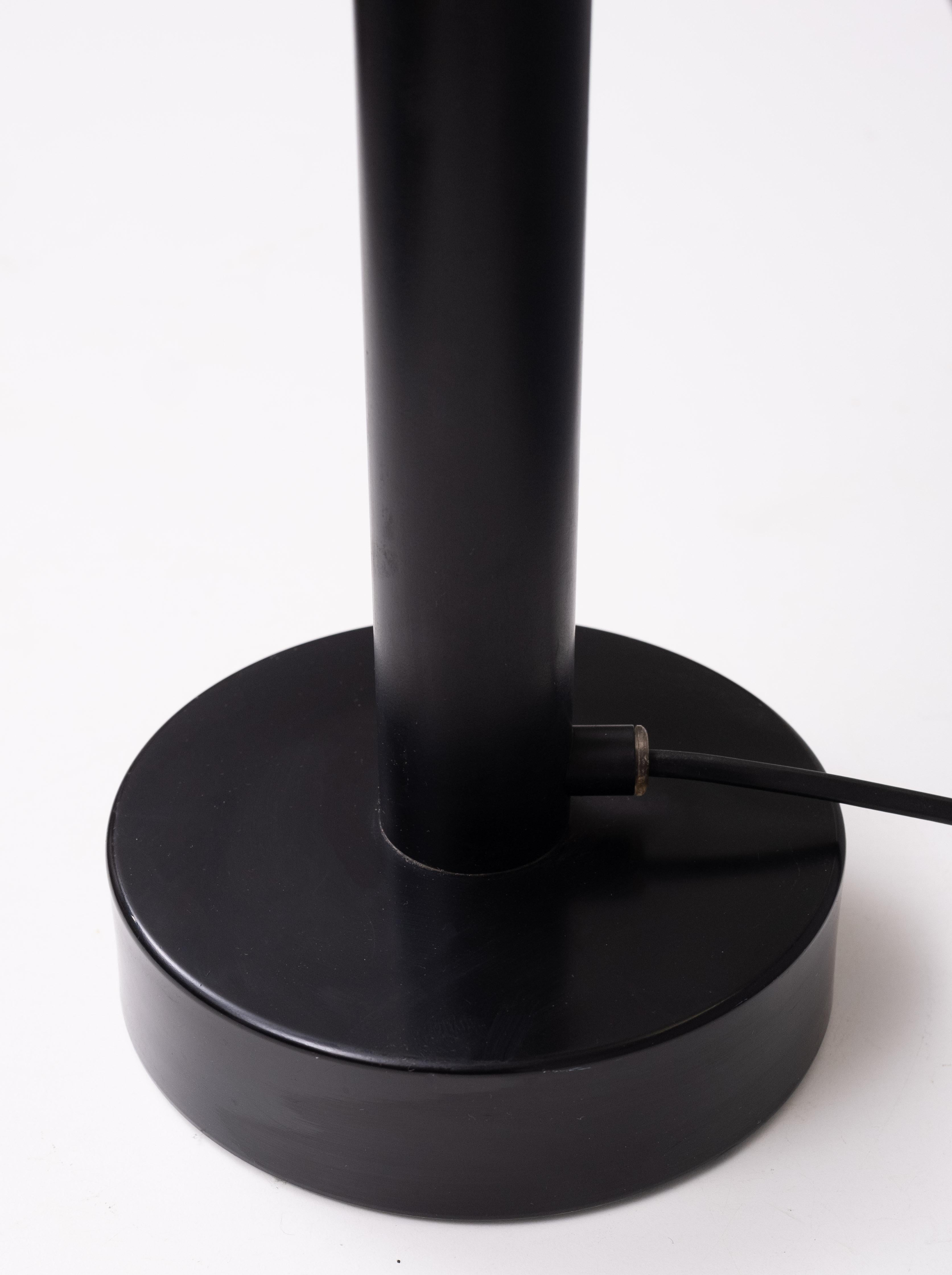 Impresionante lámpara de pie o gran lámpara de sobremesa, pantalla de aluminio esmaltado blanco sobre una base esmaltada negra. 
Se necesitan tres bombillas grandes E27 . Bonito efecto cuando tapa . 
Buen estado .  Diseño de Hans Agne Jacobsen para 