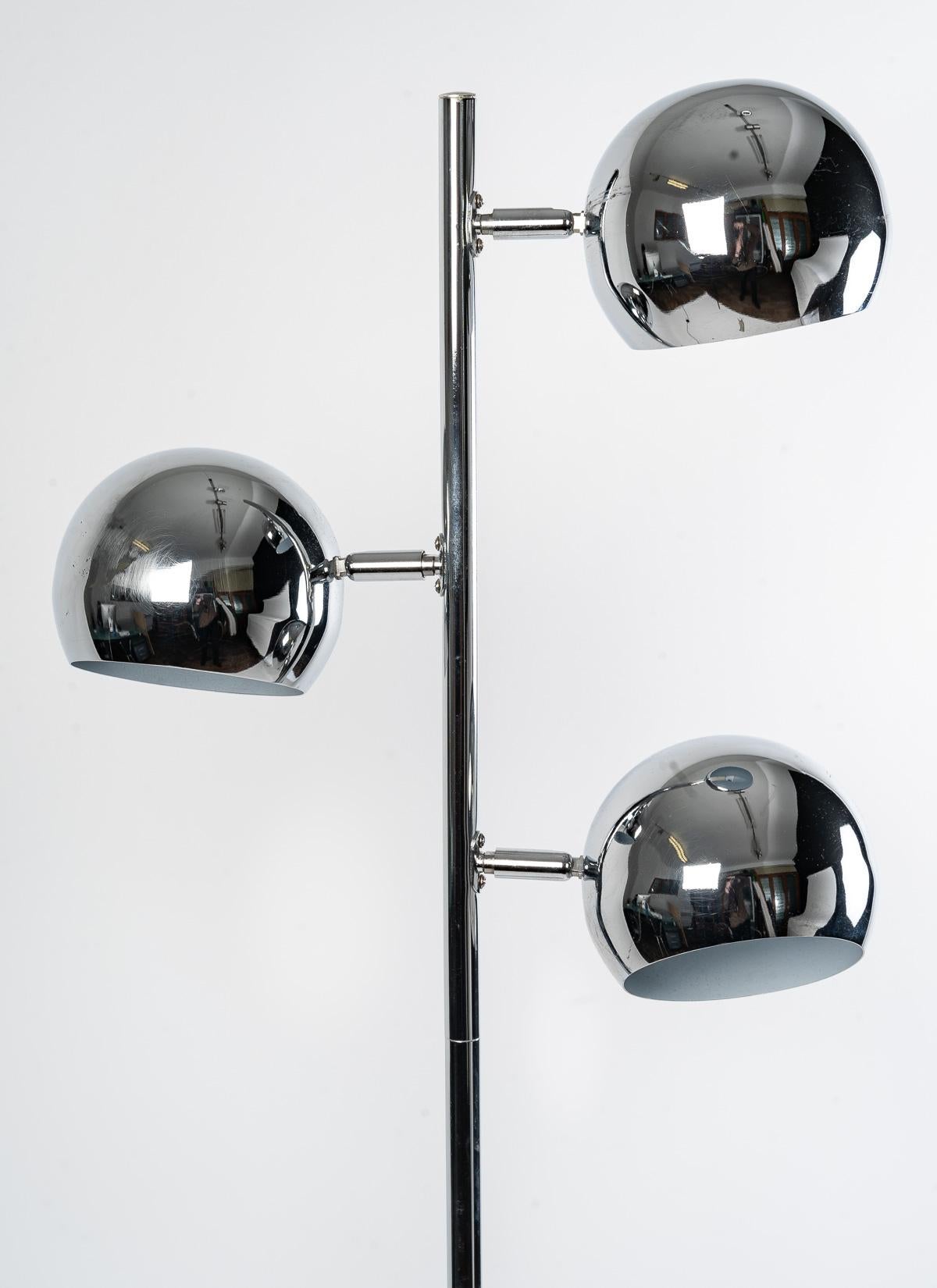 Floor lamp Design in the taste of the 1970s

Floor lamp in chromed metal, design in the taste of the 1970's, wear and small stripes, XXth century, 3 lights

Dimensions: h: 163cm, w: 44cm, d: 30cm