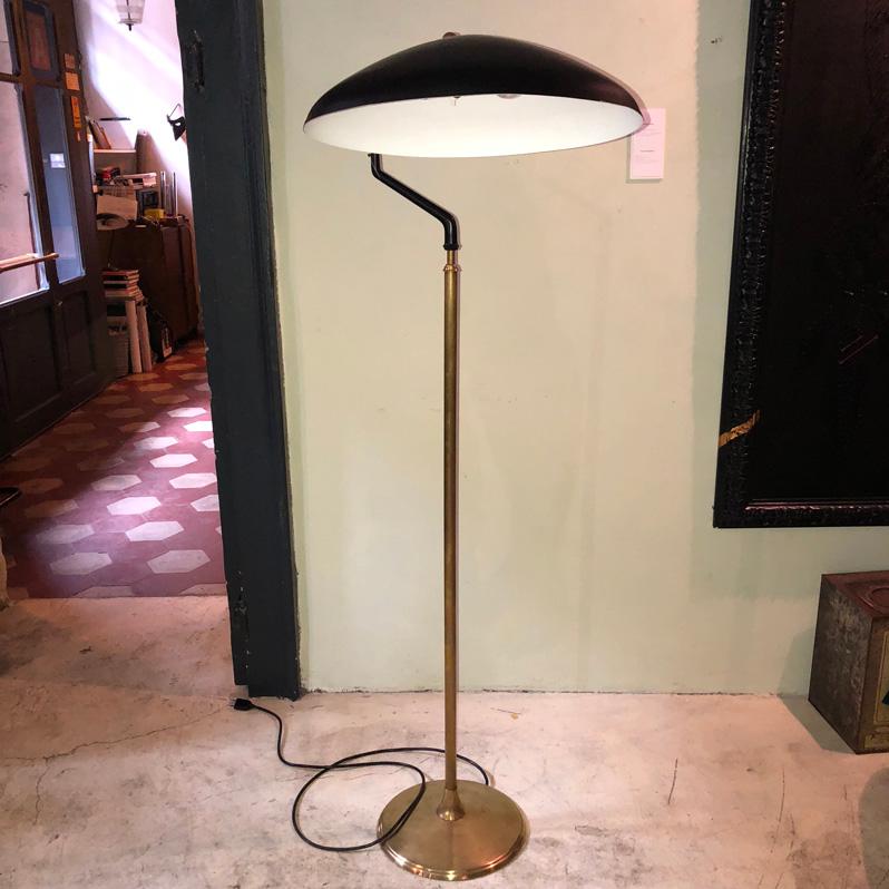 Floor lamp, design Lumen 1950.
Stem in brass, painted metal, clean restored, in perfect condition, adjustable arm, the stellum rises and falls, max height 190 cm.