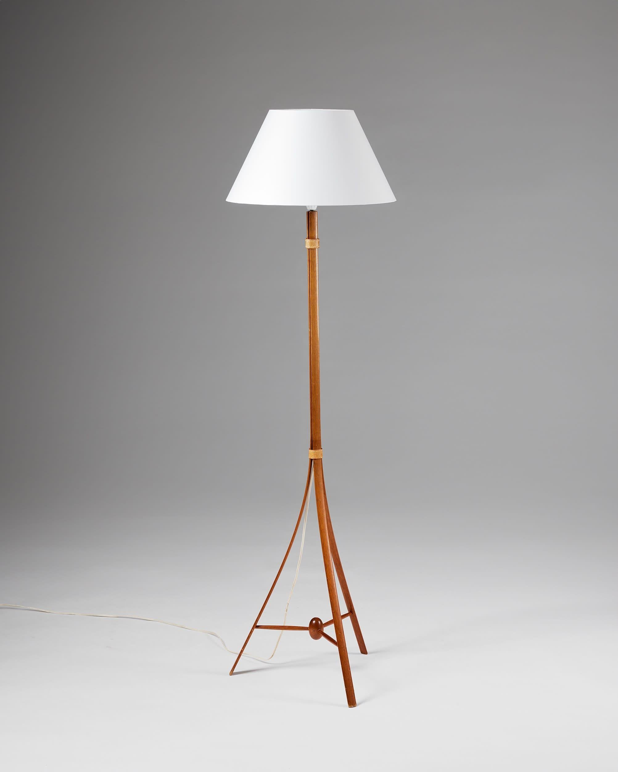 Lampadaire conçu par Alf Svensson pour Bergboms
Suède, années 1950

Bois et cuir.

H : 150 cm / 4' 11''
Diamètre de l'abat-jour : 43 cm / 17''