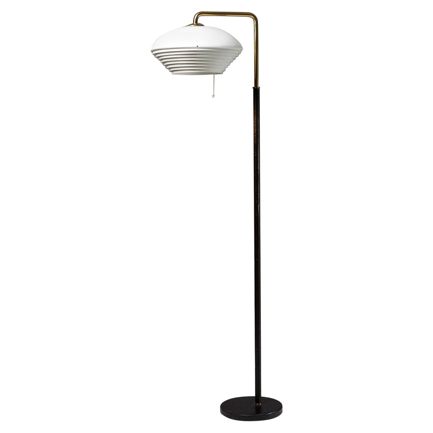 Lampadaire conçu par Alvar Aalto pour Valaistustyö, Finlande, années 1950 en vente