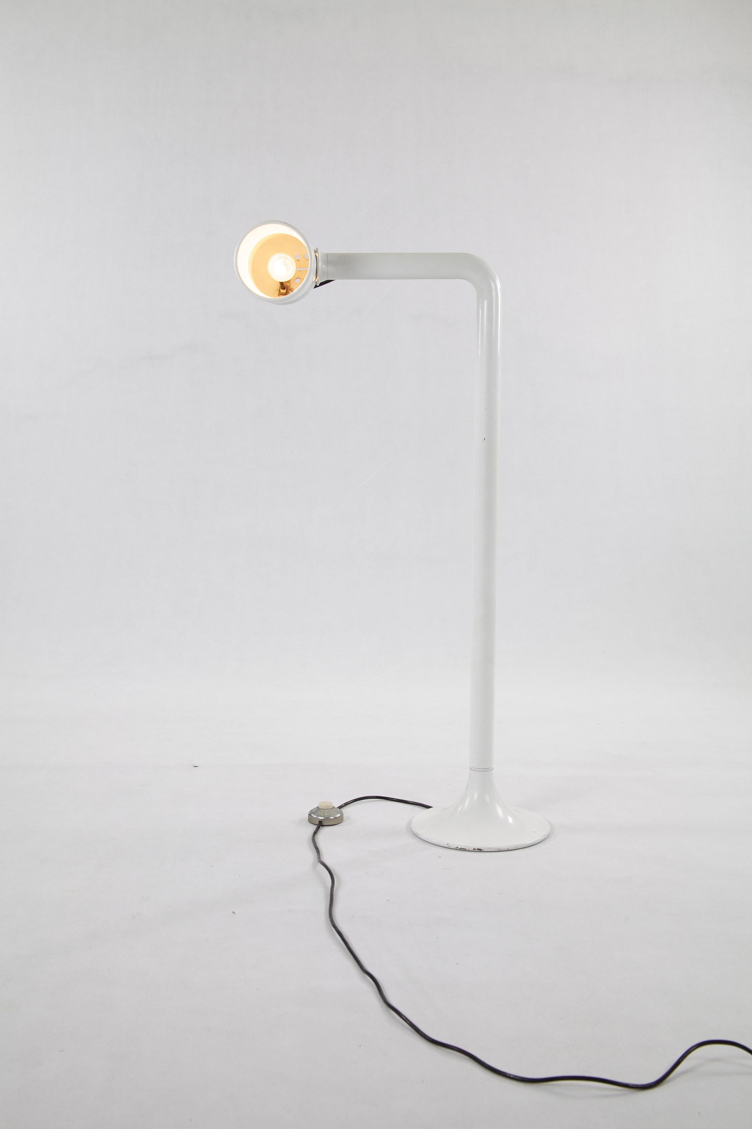 Lámpara de pie modelo 2135 - diseñada por Elio Martinelli, fabricada por Martinelli Luce, Italia, 1966. El cuerpo de la lámpara es de metal lacado en blanco, con brazo giratorio y proyector articulado.
 