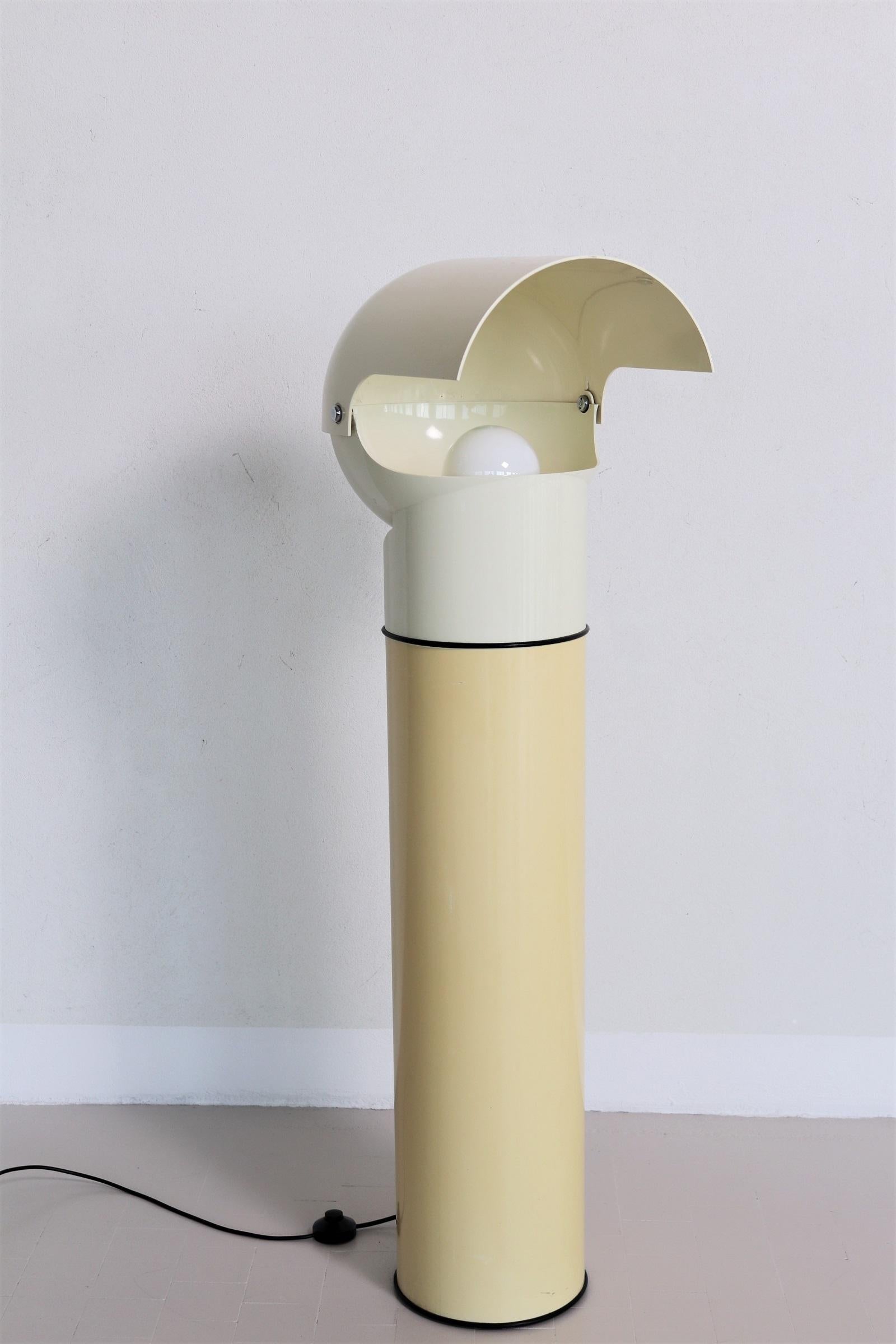 Gorgeous floor lamp of the pop aera designed from Gae Aulenti and manufactured from Artemide in Italy in the 1970s.
This gorgeous design piece is completely made of plastic material; the lampshade can be moved up and down and the light can be