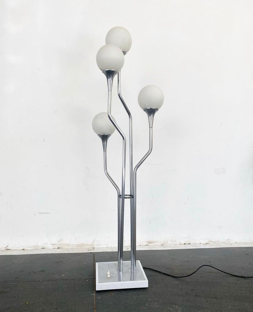 Lampadaire conçu par Goffredo Reggiani pour le Studio Reggiani, Italie, années 1960 Excellent état - En vente à תל אביב - יפו, IL