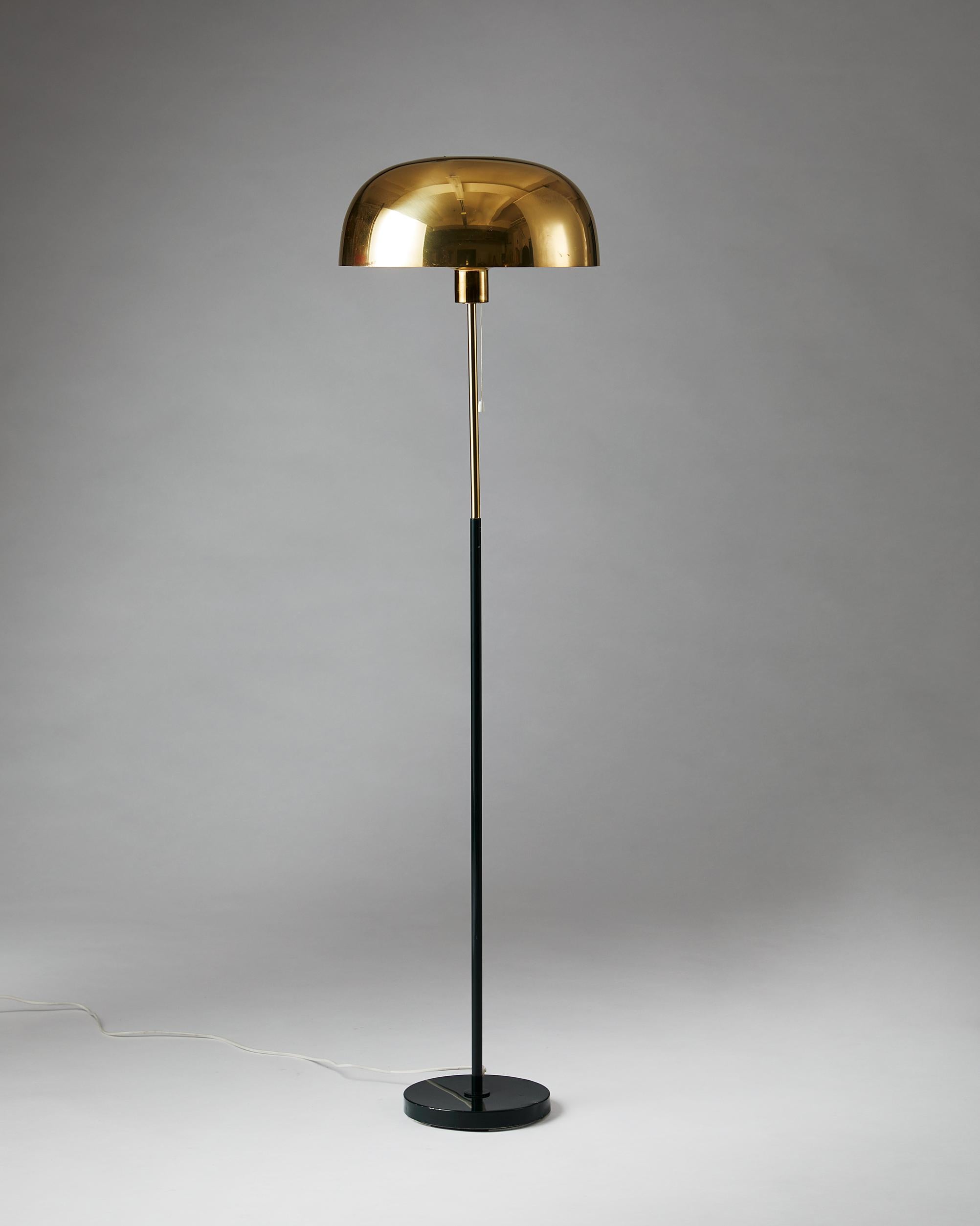 Brass and lacquered brass.

Measures: H 140 cm / 4' 7