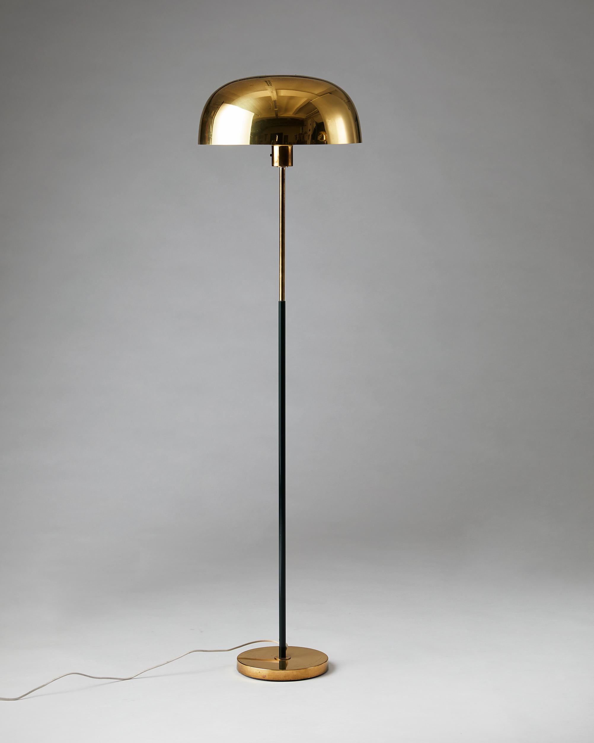 Brass and lacquered brass.

Measures: H 140 cm / 4' 7