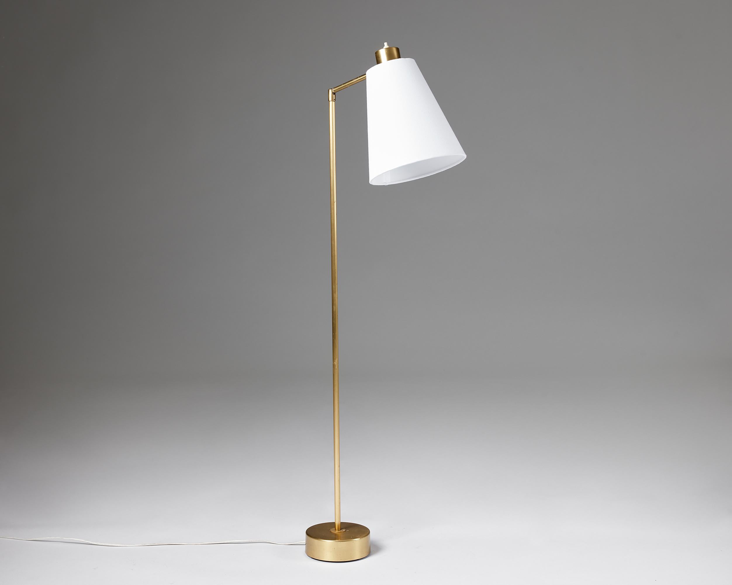 Floor lamp designed by Hans Bergström for Ateljé Lyktan,
Sweden, 1950s.

Brass with a fabric shade.

Stamped.

Measurements: 
H: 102 cm / 3' 4''
D: 26 cm / 10 1/4''
Diameter of shade: 20 cm / 8''