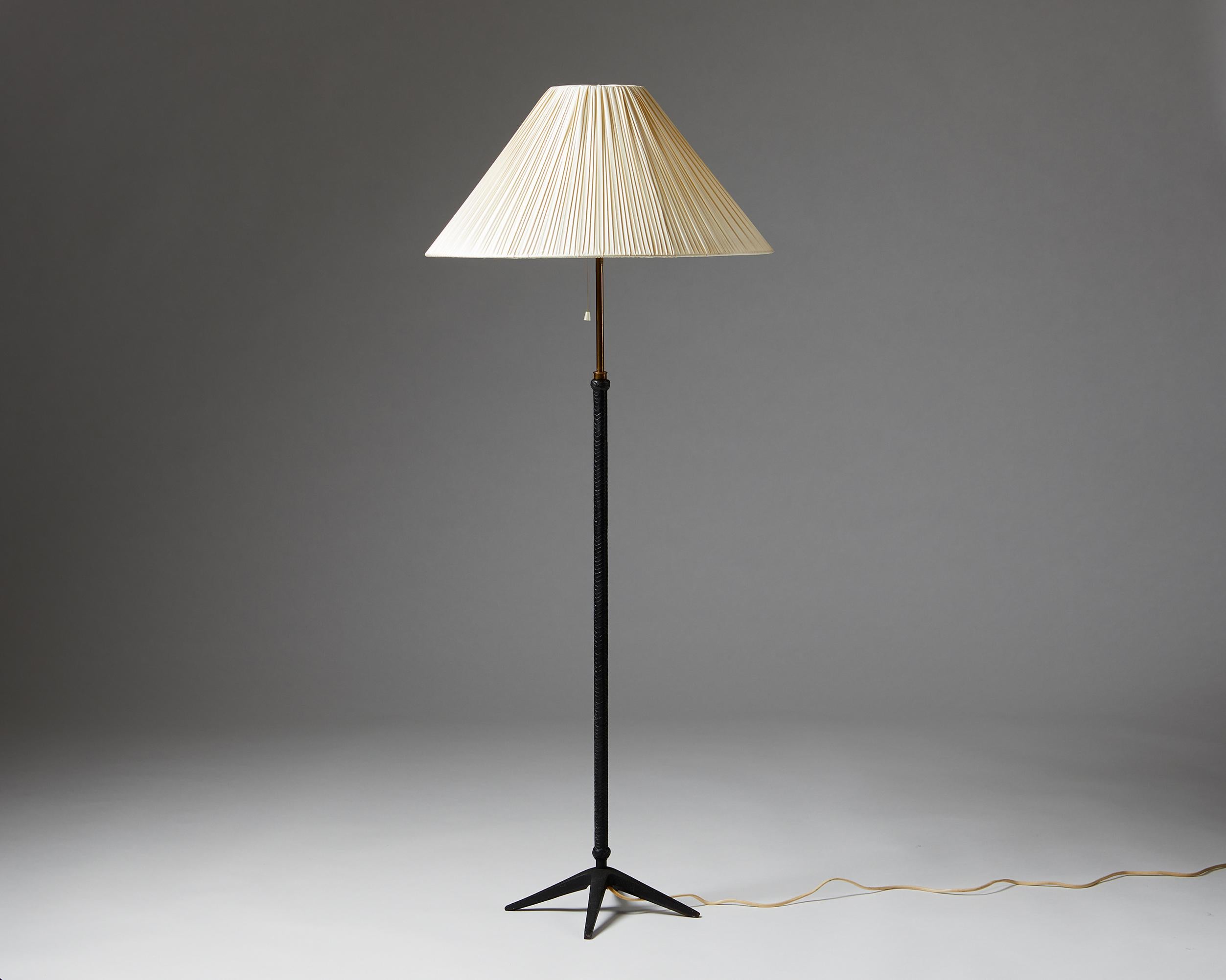 Brass and cast metal, with black leather wrapped stem. Pleated linen shade.

Marked with Böhlmarks oil lamp, and number “15621”.

Measures: D 60.5 cm/ 2'
H 144 cm/ 4' 8 1/2