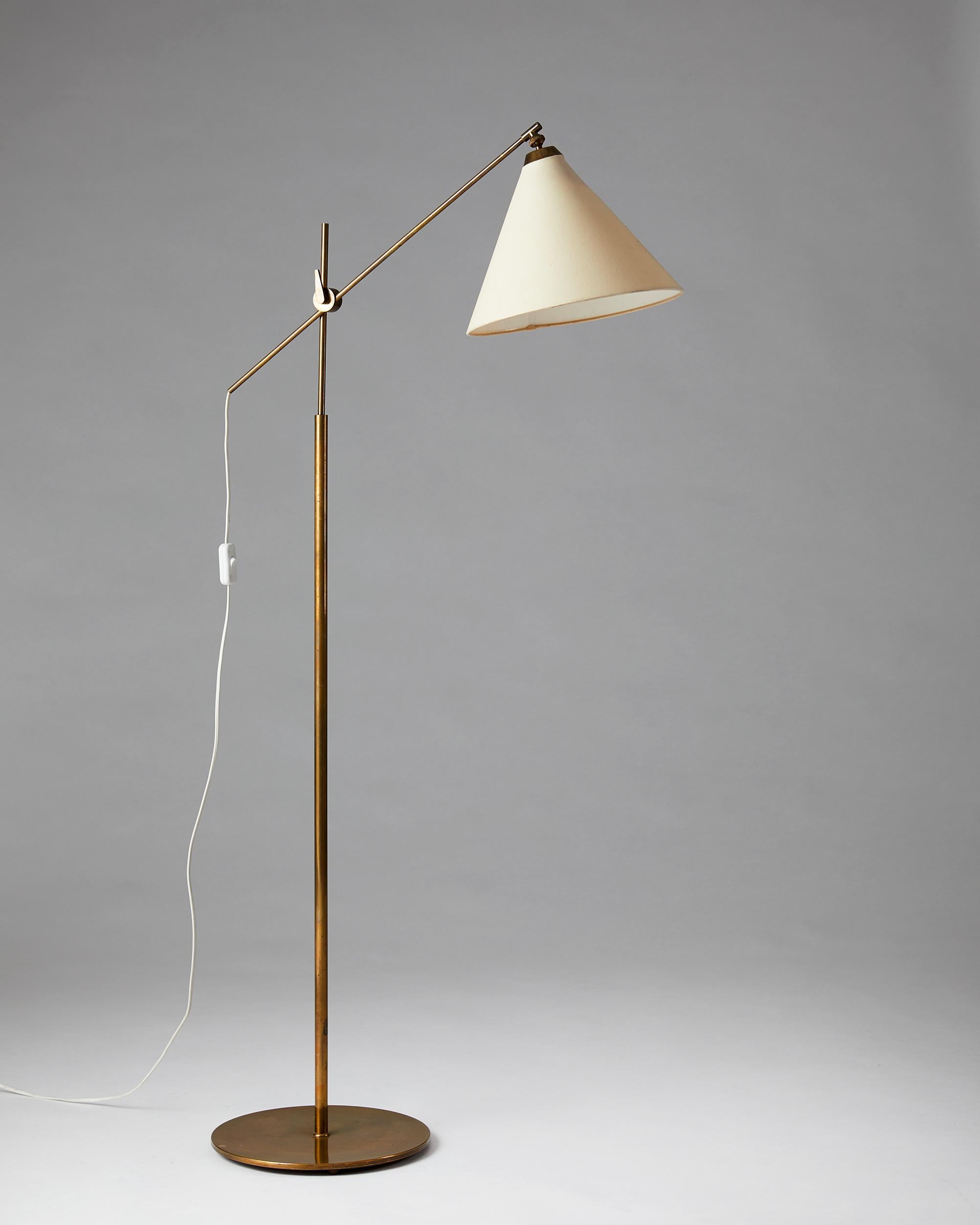 Painted brass with white fabric covered shade.

Height is adjustable.

Measures: H 148 cm / 4' 10 1/4