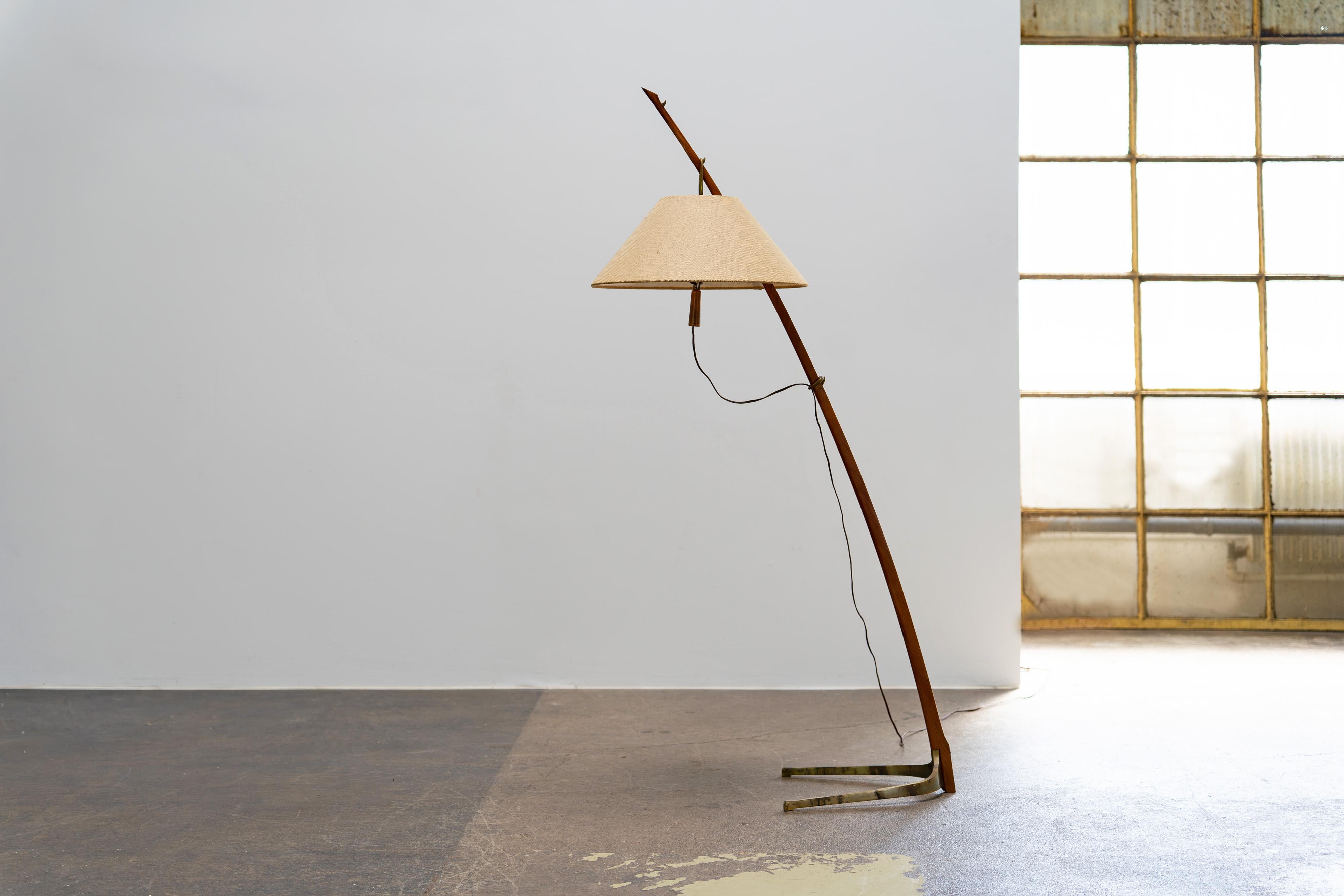 This rare Dornstab floor lamp, model 2076, was designed in 1947 by J.T. Kalmar in collaboration with A. Pöll and produced in Vienna by J.T. Kalmar. The lamp features an elegant teak wood frame with a sabre-shaped stem, combined with a curved brass