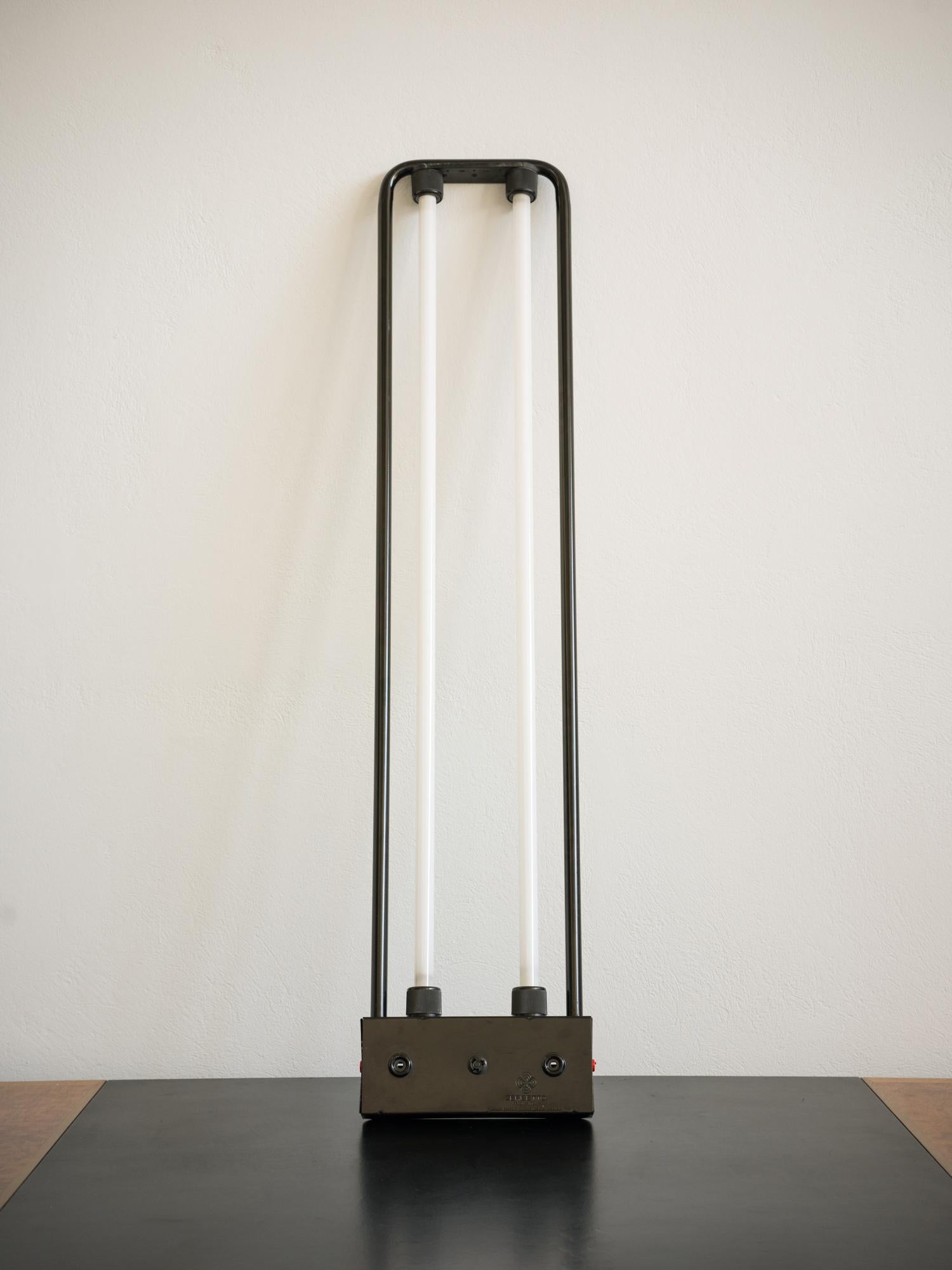 Lampada da soffitto/parete/terra postmoderna modello Duo, disegnata da Gian Nicola Gigante, Marilena Boccato e Antonio Zambusi per Zerbetto. Struttura in tubolare d'acciaio curvato e lamiera piegata verniciata di nero. Impianto elettrico originale.