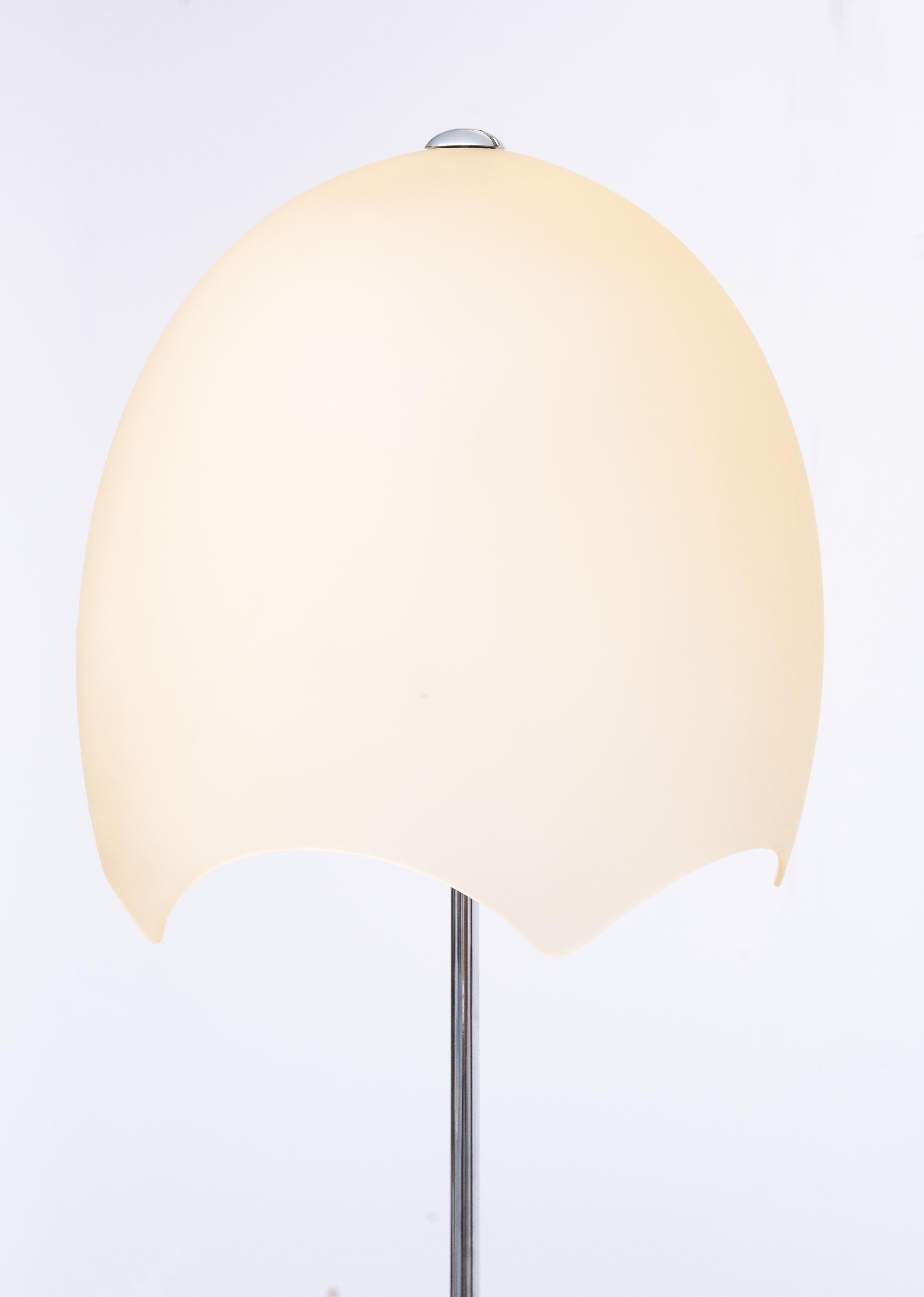 Floor Lamp Eggshell Shade, 1980s In Good Condition For Sale In Den Haag, NL