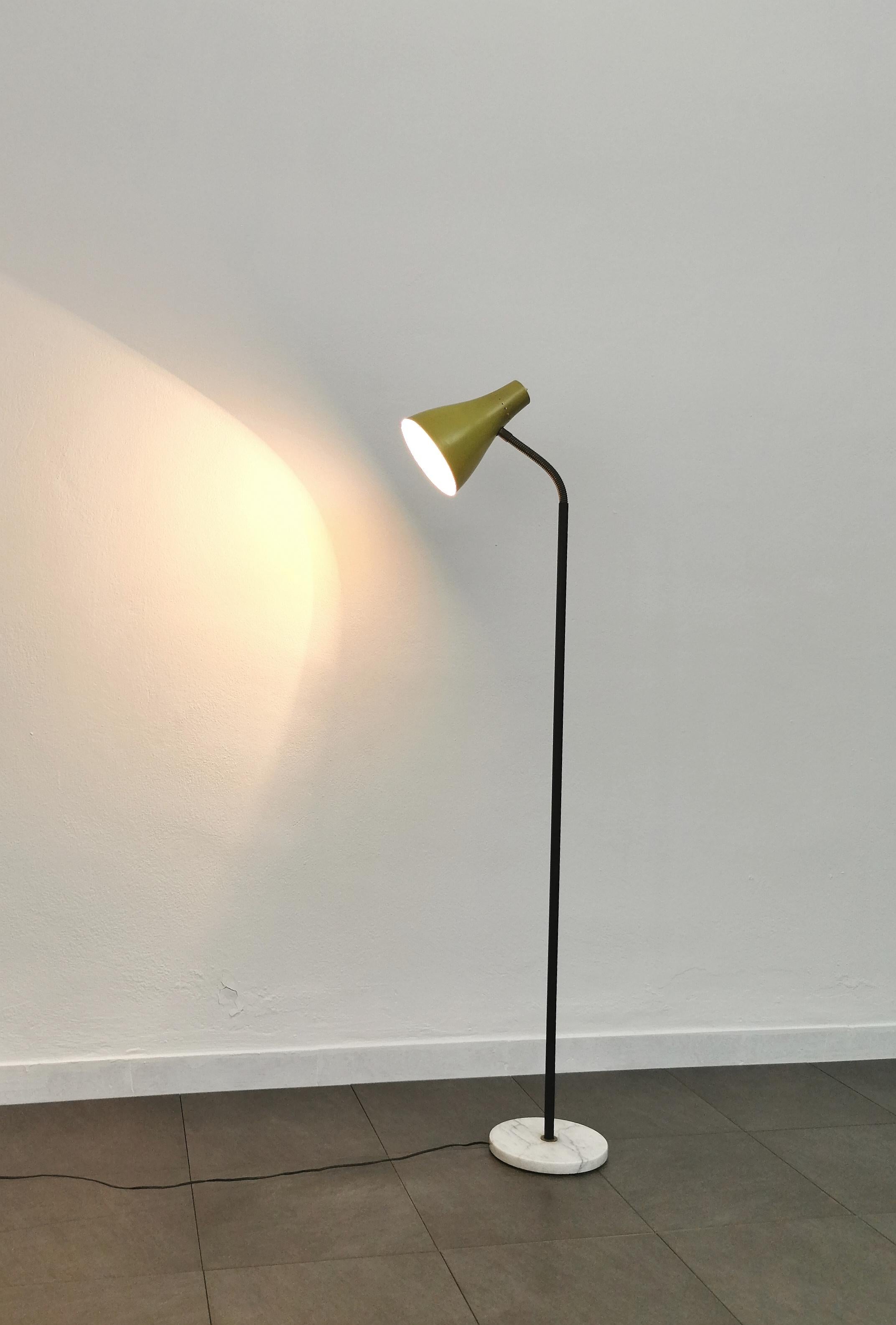 Unusual floor lamp produced in Italy in the 1950s. The lamp was made with a circular marble base, a black enameled metal stem and a yellow enamelled aluminum diffuser supported by a golden flexible.
