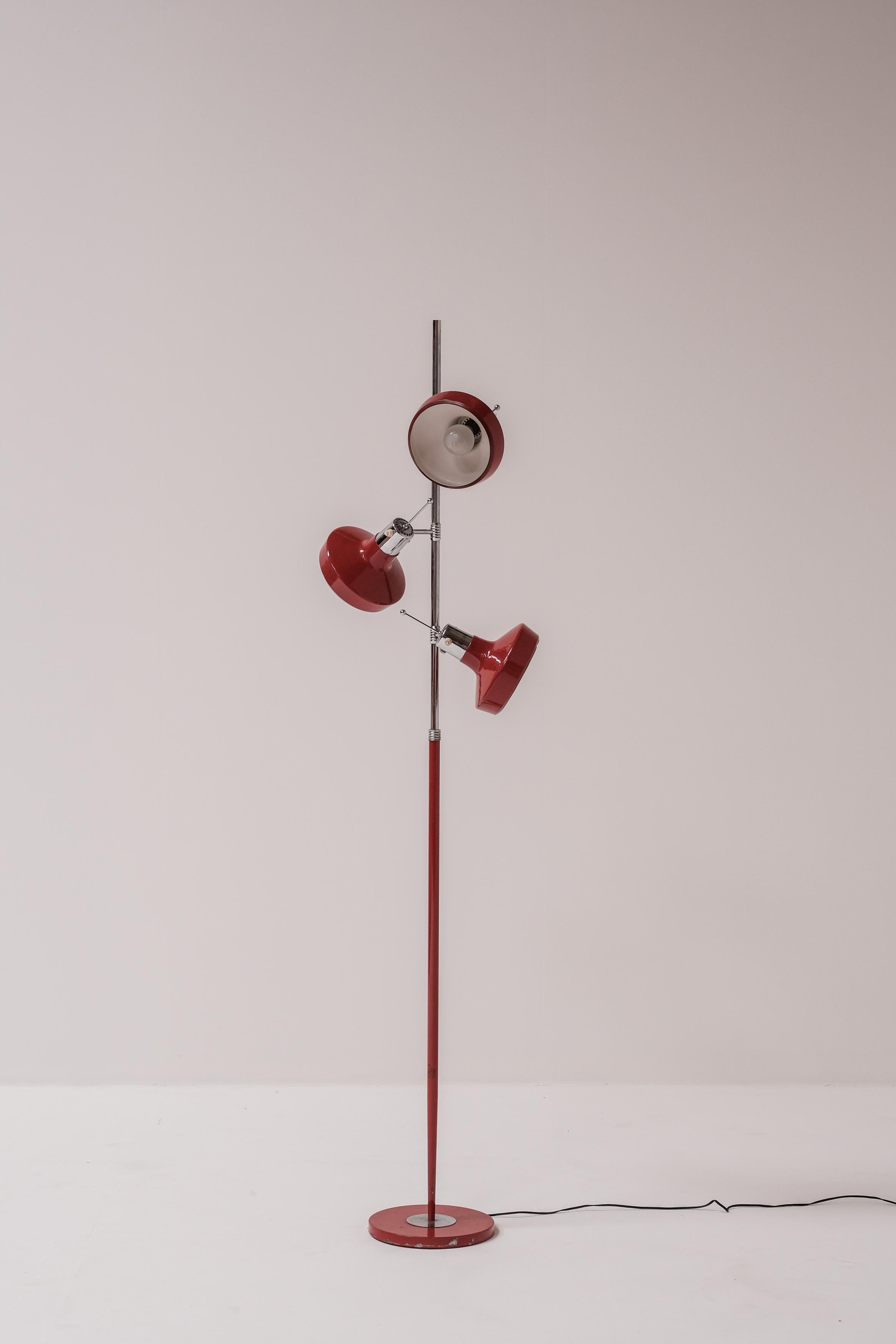 Beautiful red lacquered floorlamp by Etienne Fermigier & Monix in the 60ties. 

The 3 reflectors are orientable and can be lightened separately. This metal luminaire works with B22 lampholders. 

