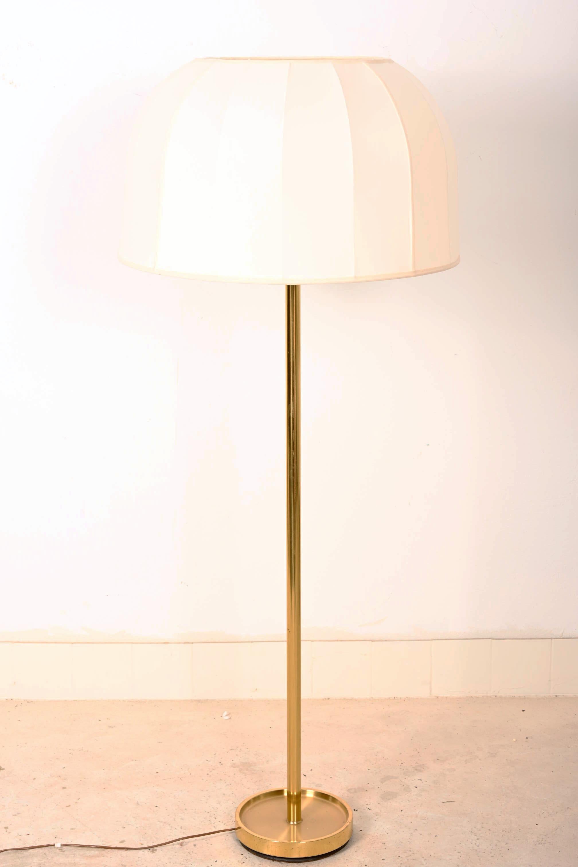 Eine moderne skandinavische Stehlampe aus Messing mit 4 großen E27-Fassungen mit je bis zu 100 Watt und 3 separaten Schaltern. Neuer Farbton
