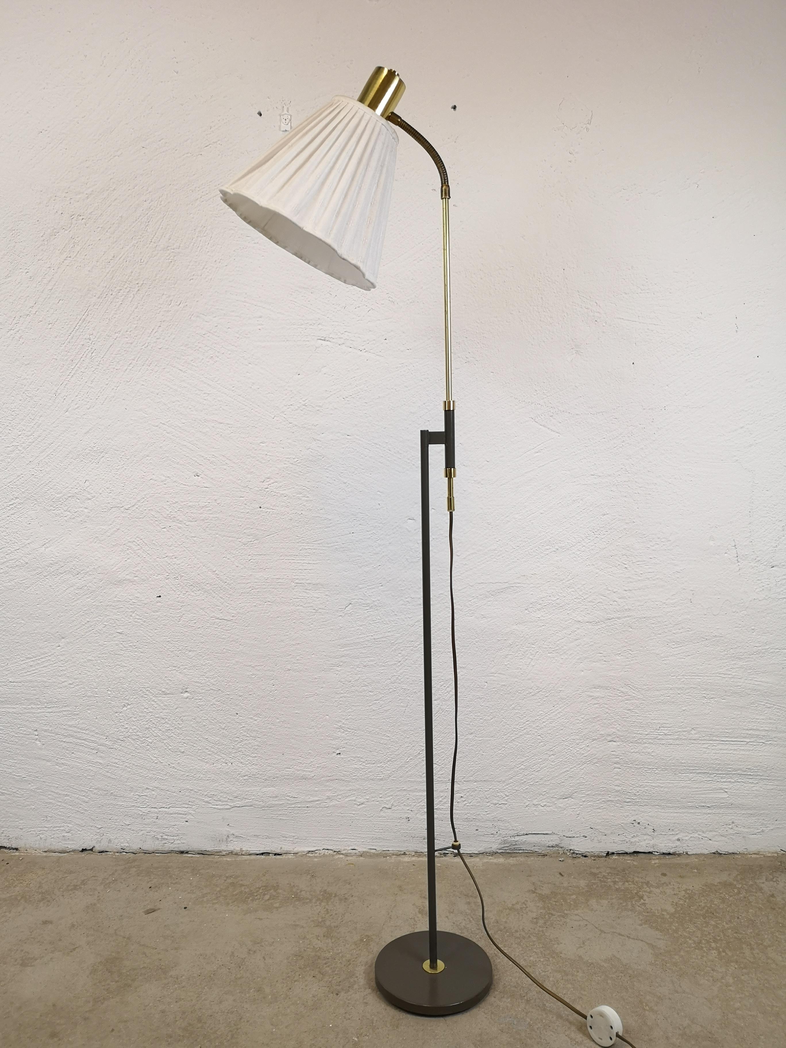This lamp was made in Sweden at Falkenbergs Belysning. It has an adjustable height arm, and is made in brass and cast iron.

Good working condition with some dents on the foot and scratches on the brass.

Measures. H 133 cm x W 28 cm x D 45