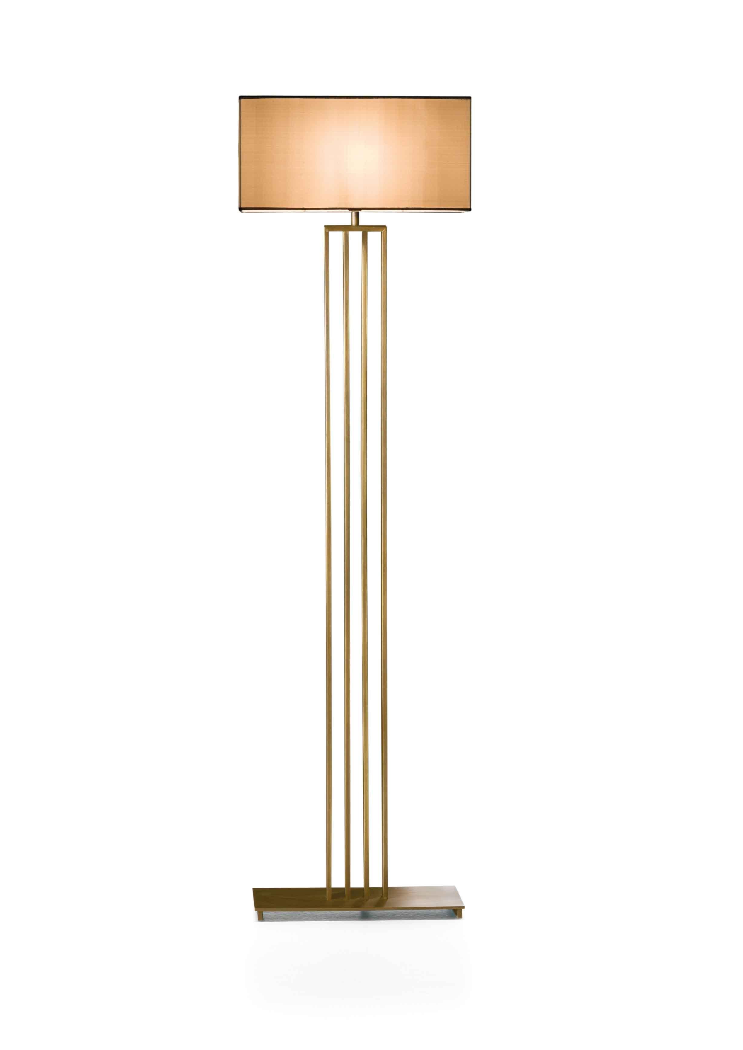 La lámpara de pie Fashion Affair de Malerba combina un diseño moderno con una elegancia atemporal. Sus líneas elegantes se ven realzadas por una base de metal bronceado y una pantalla de tela de alta calidad. Las formas cálidas y fluidas y los