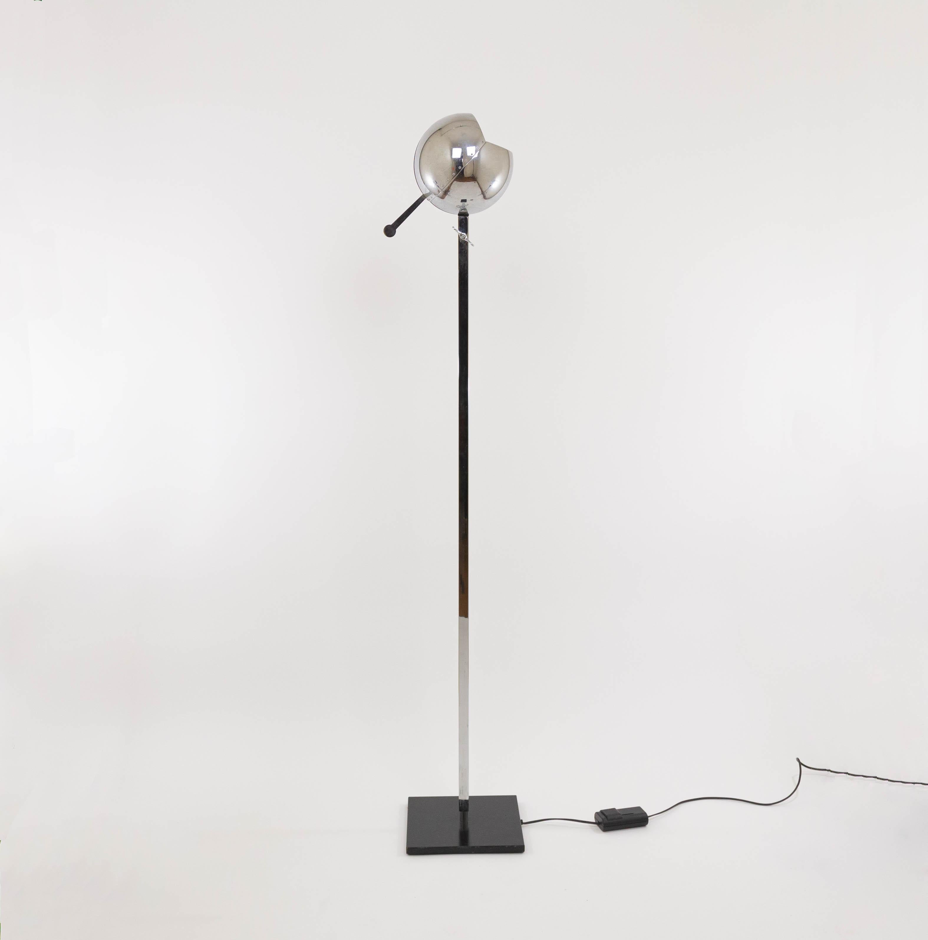 Fire Ball floor lamp designed by Carlo Forcolini and manufactured by Artemide for Sidecar.

The lamp has a flat square metal base and a thin, in height-adjustable shaft on which the spherical chrome shade with decorative rivets rests.

The minimum