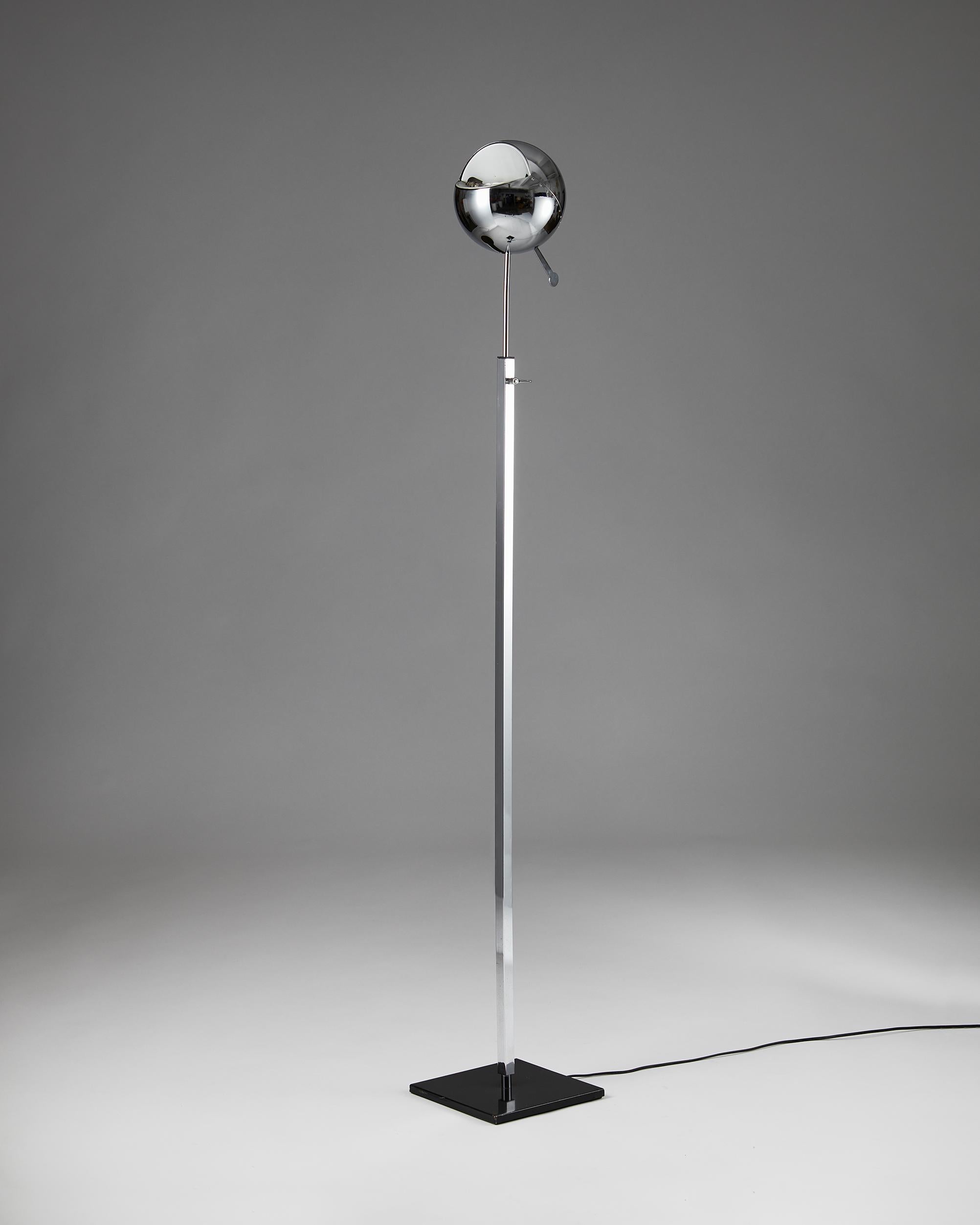 Floor lamp “Fire ball” designed by Carlo Forcolini for Sidecar/Artemide
Italy, 1980s.

Chromed metal.

Dimensions:
H: 125 cm - 208 cm/ 4' 1/4