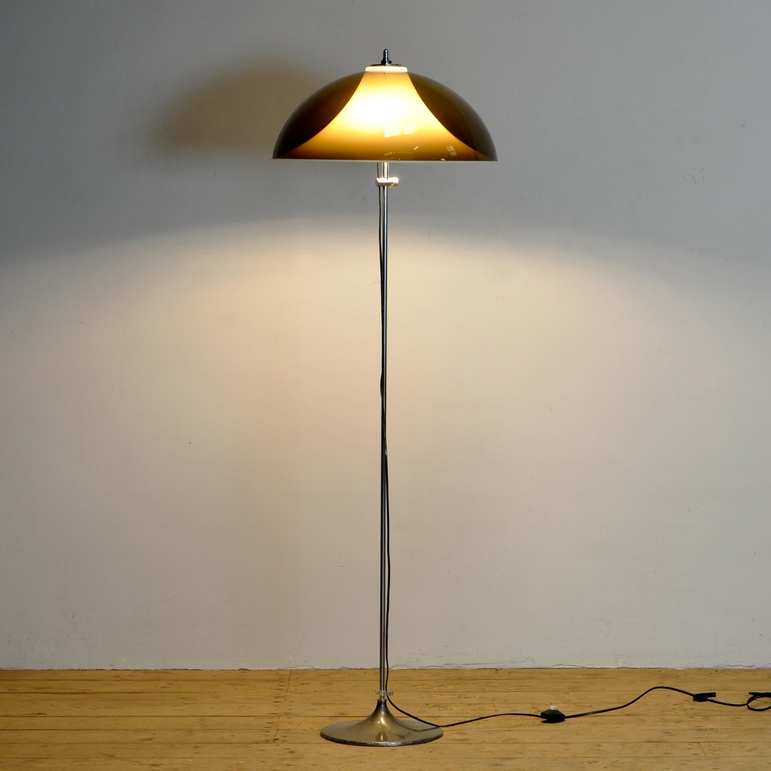 Atmospheric floor lamp designed in the style of Gino Sarfatti Italy and manufactured by Gepo N.V., Netherlands, 1960. It has an orange-brown translucent acrylic mushroom style lampshade resting on a white opal acrylic diffuser. The round metal base