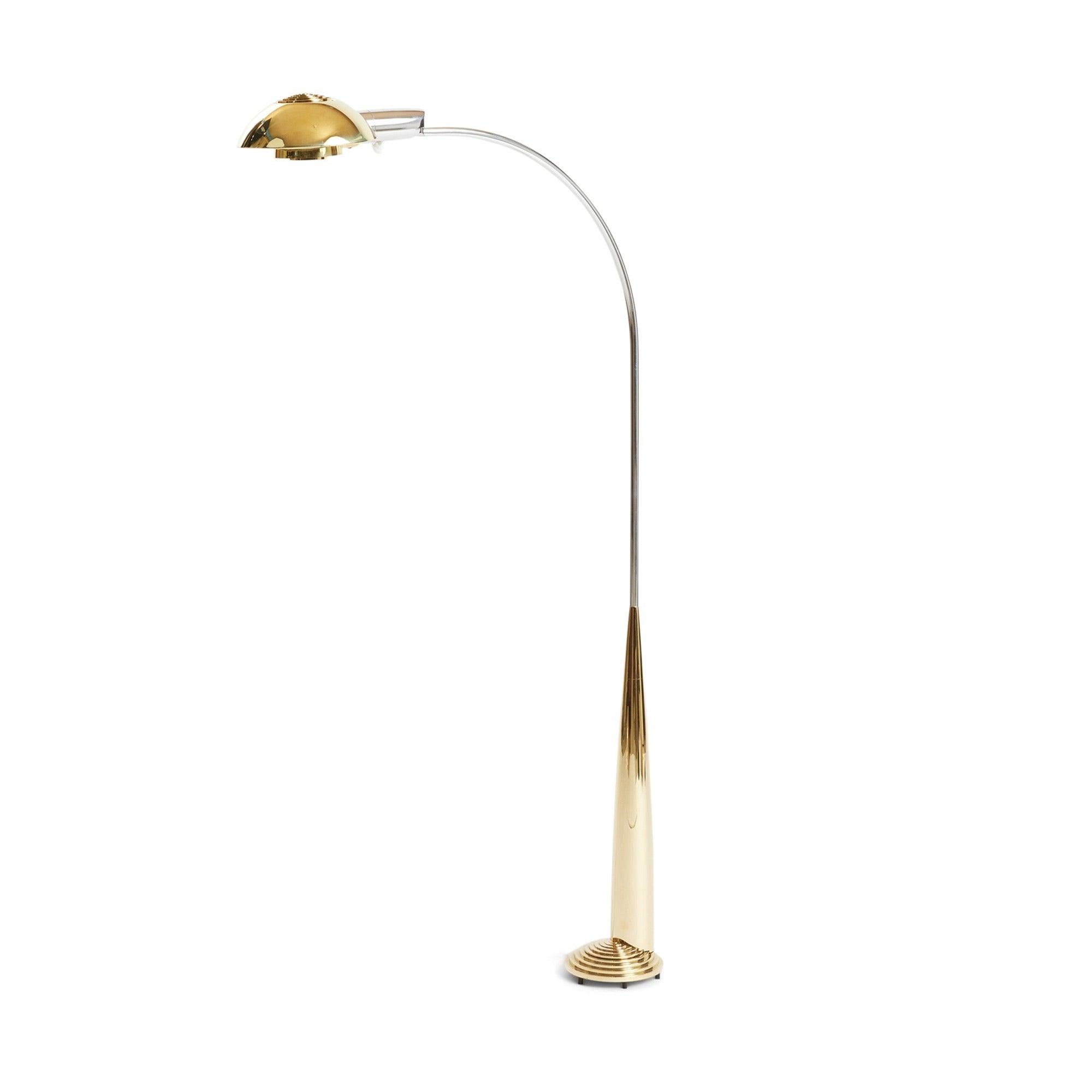 Una exquisita lámpara de pie diseñada en elegante estilo art déco, que presenta una base de latón apilada, una varilla curva de cromo pulido y una pantalla articulada de latón.
