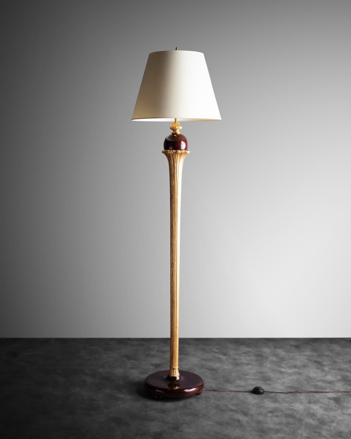 Klassische Art-Déco-Lampe mit einem Sockel aus poliertem Mahagoni und einer identisch bearbeiteten Holzkugel, die von einem geschnitzten und vergoldeten Holzstiel mit floralen Schnitzereien gehalten wird.

(Lampenschirm nicht enthalten)